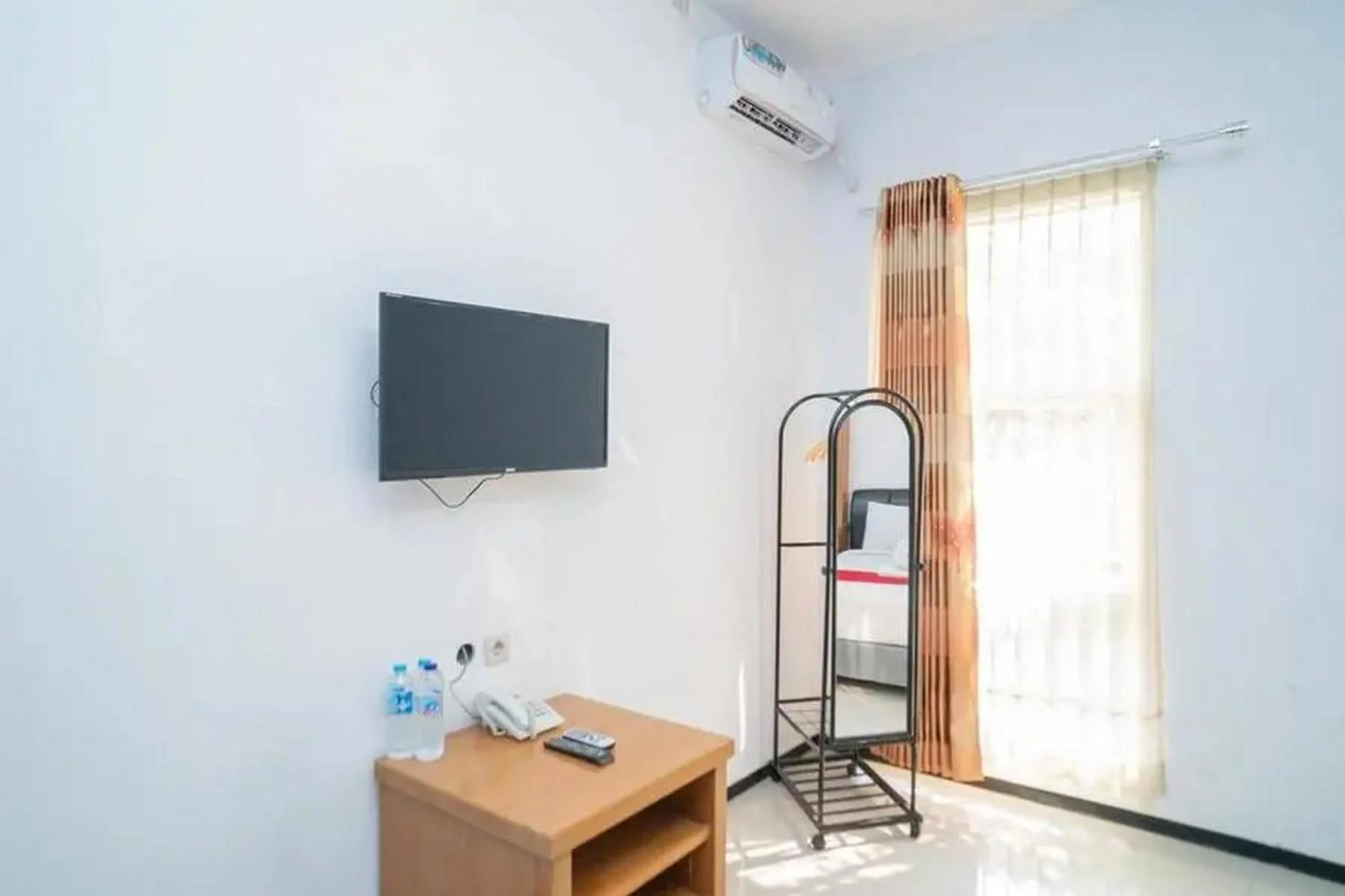 TV and multimedia in RedDoorz near Jawa Timur Park 2