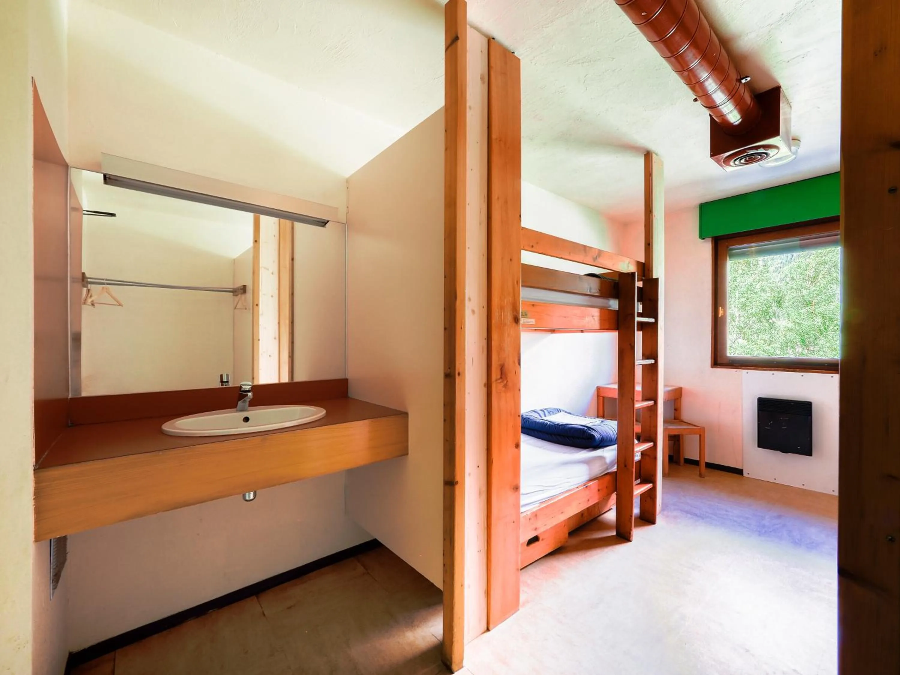 Quadruple Room – Shared Bathroom - single occupancy in Auberge de Jeunesse HI Chamonix