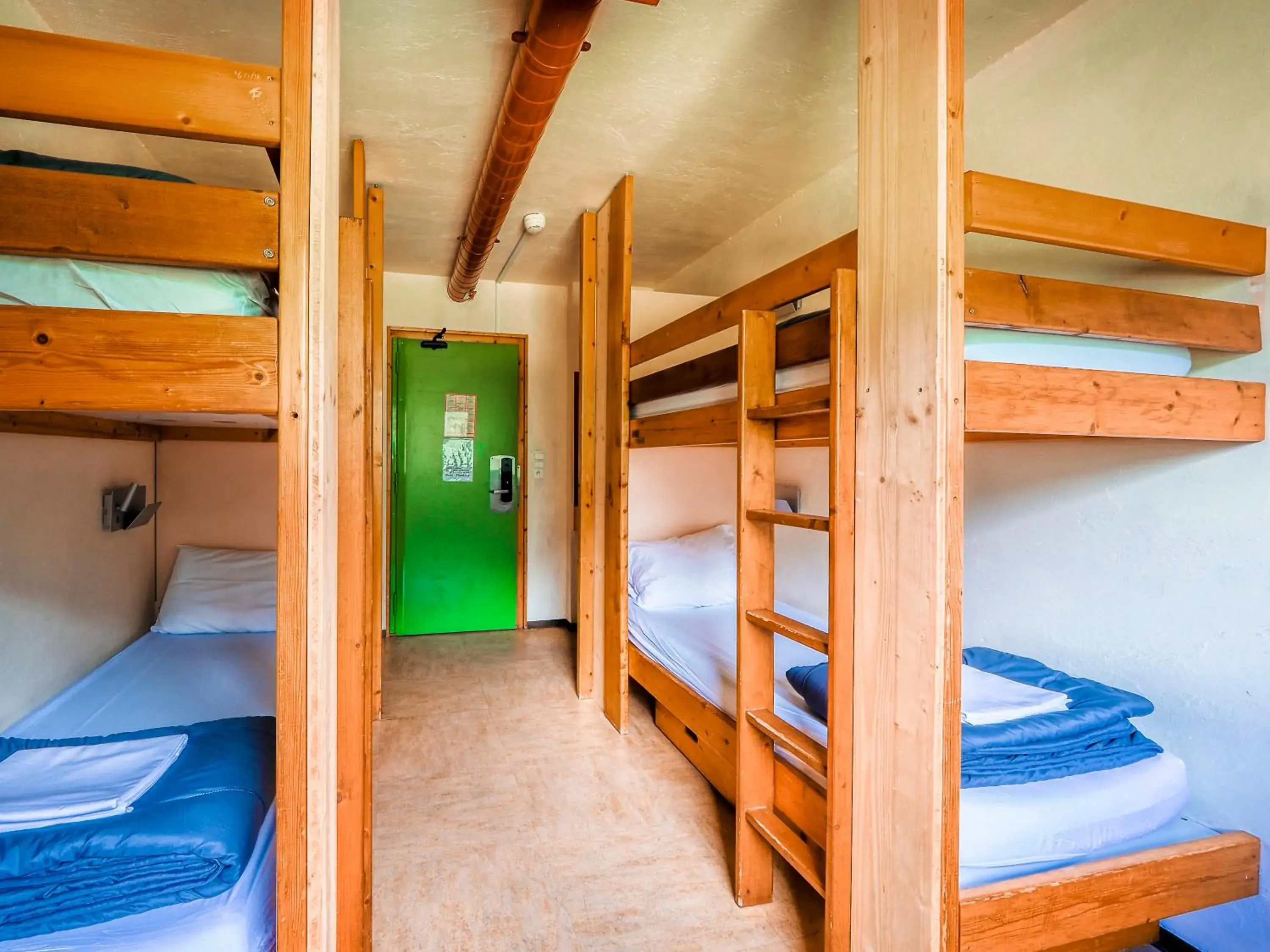 Bed in 4 to 6-Bed Female Dormitory – Shared Bathroom in Auberge de Jeunesse HI Chamonix Bed in 4 to 6-Bed Female Dormitory – Shared Bathroom in Auberge de Jeunesse HI Chamonix