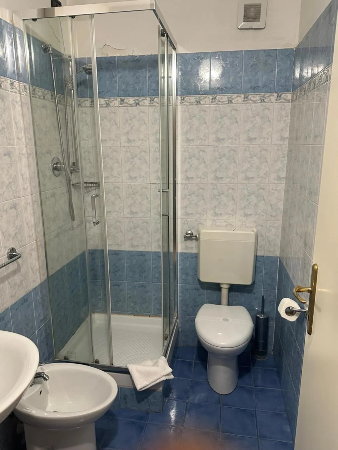 Bathroom in Red and Blues Music Hotel Genova