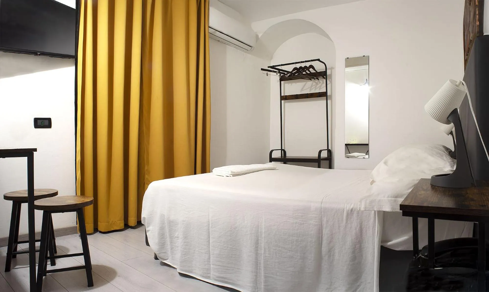 Photo of the whole room, Bed in Red and Blues Music Hotel Genova