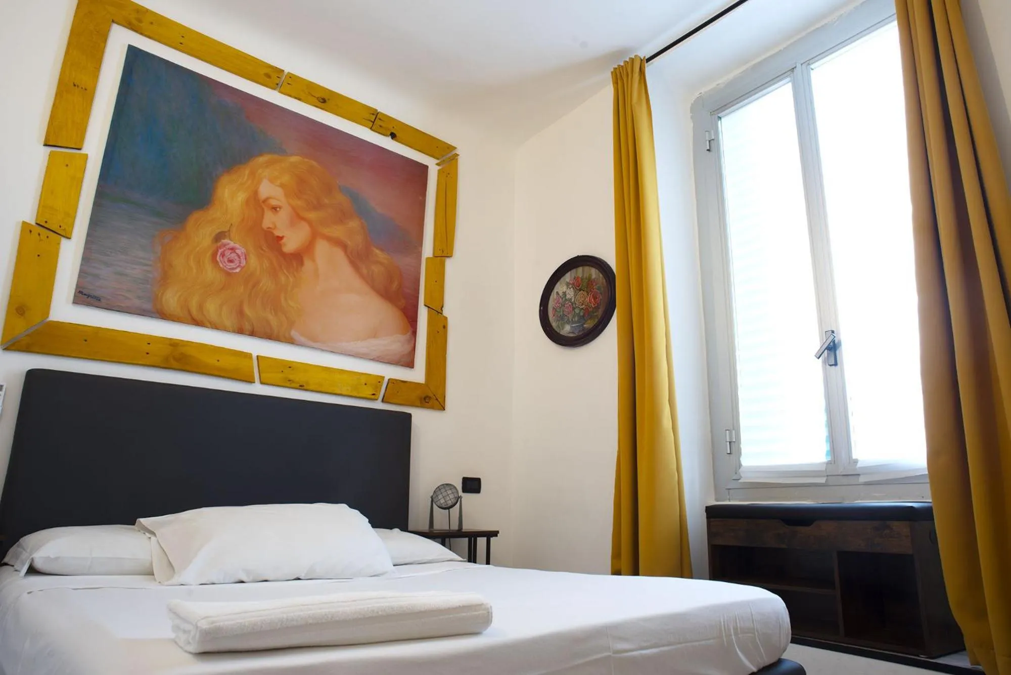 Photo of the whole room, Bed in Red and Blues Music Hotel Genova