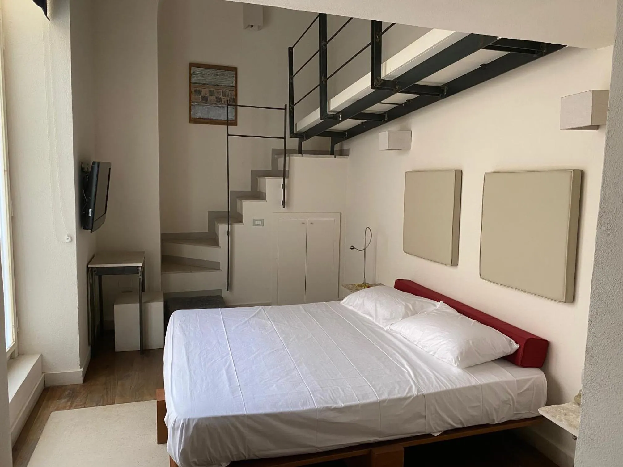 Photo of the whole room, Bed in Micalò Art Rooms