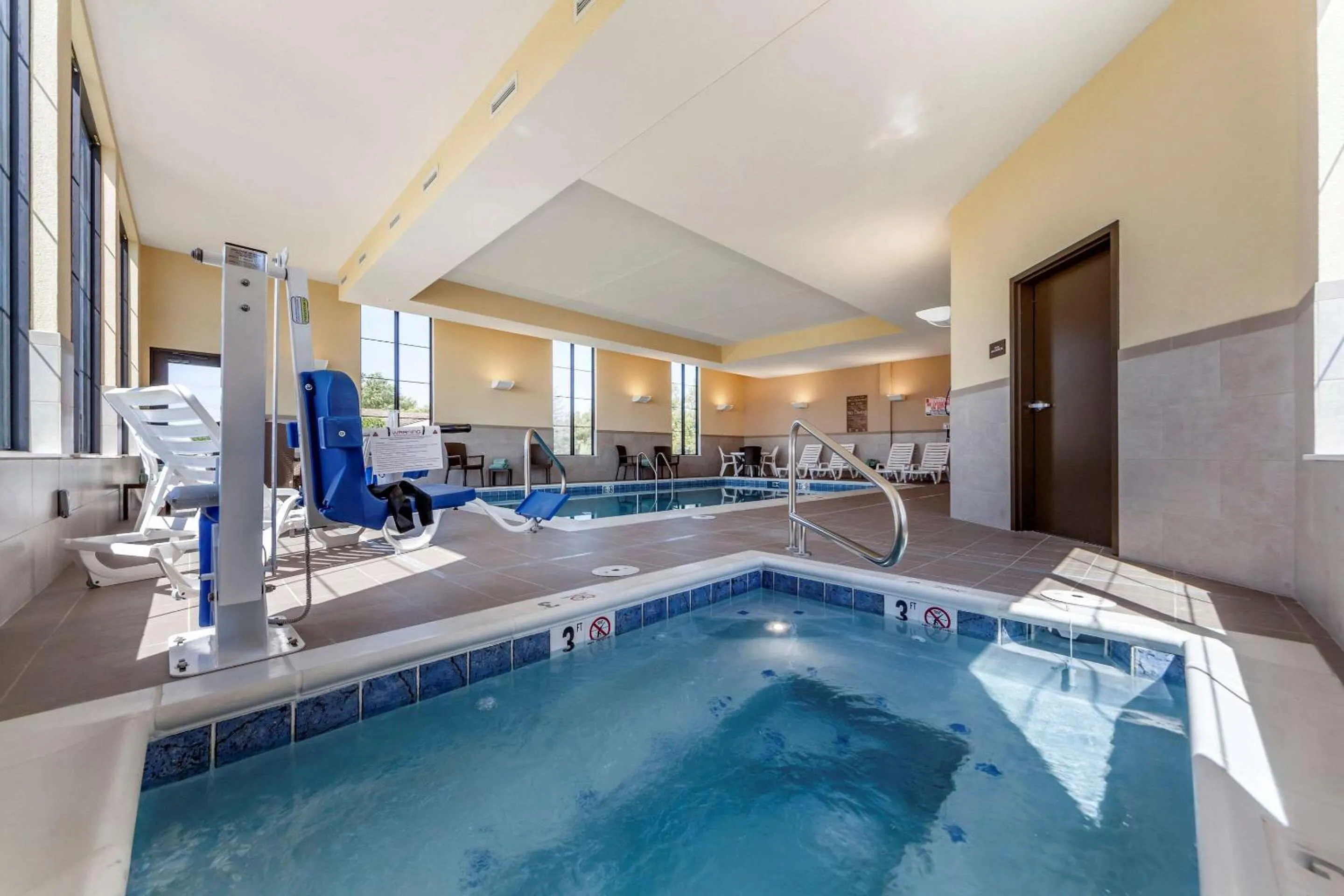 Swimming pool in Comfort Suites Grand Island South