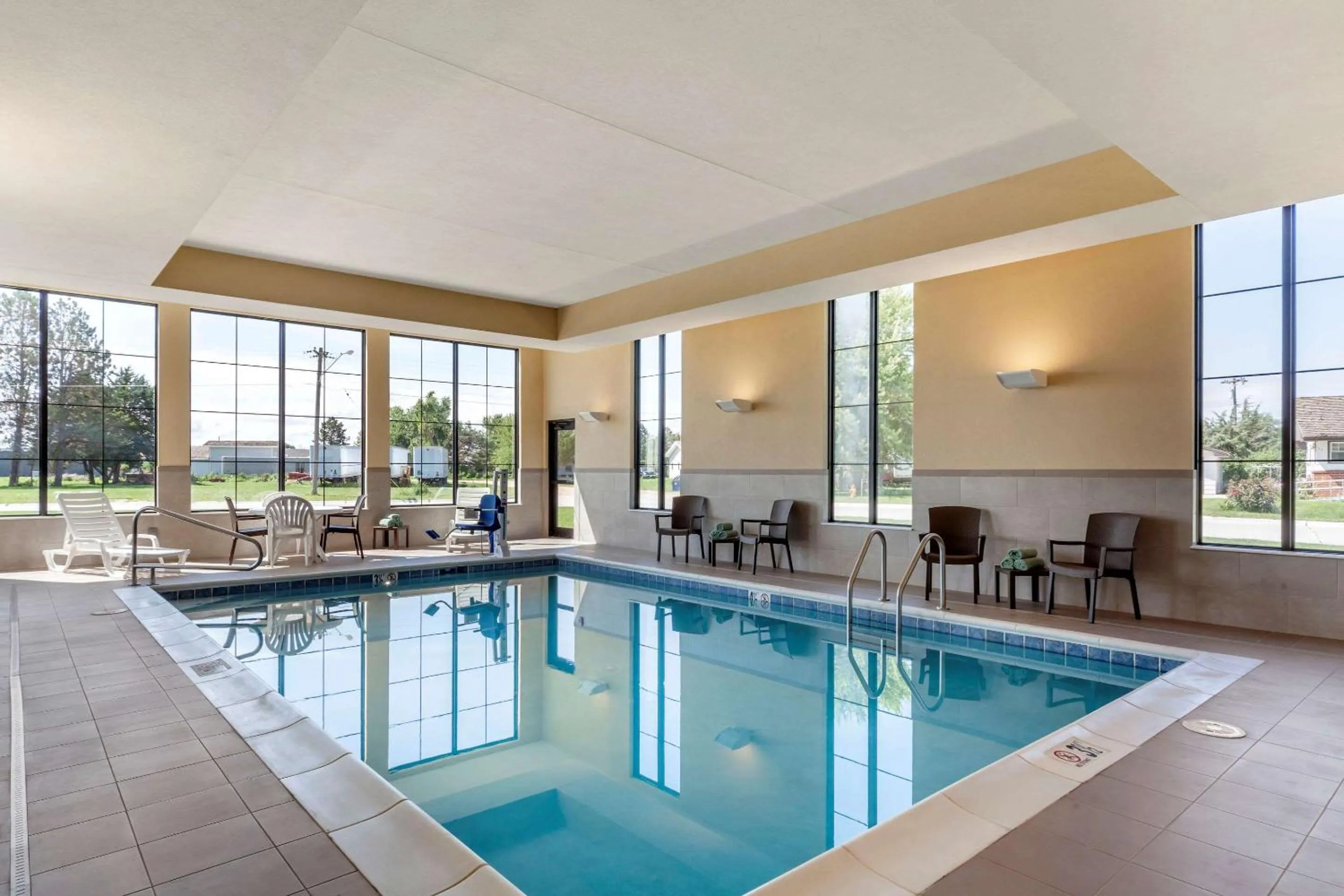 Swimming pool in Comfort Suites Grand Island South