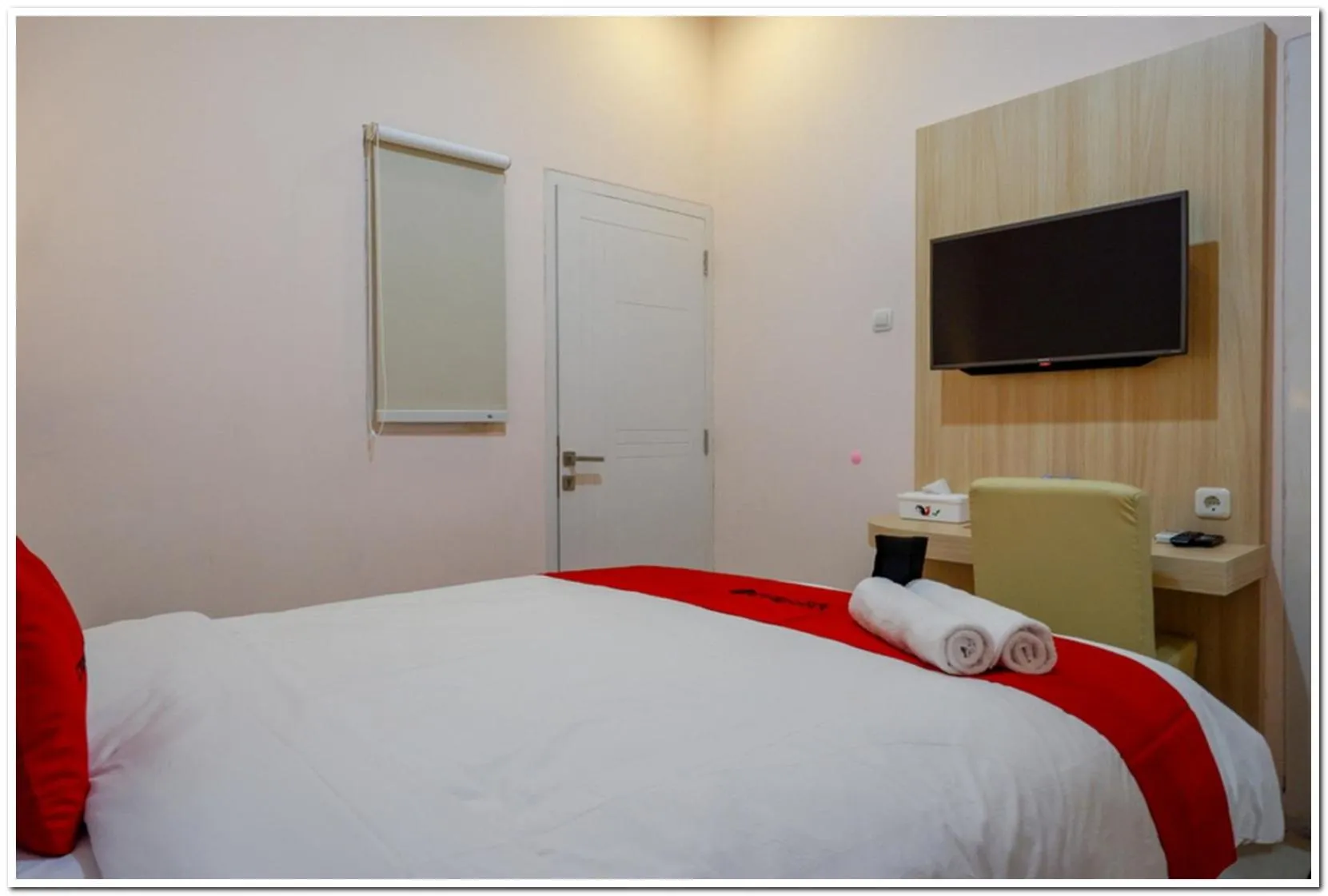 Bedroom, Bed in RedDoorz near Gejayan 3