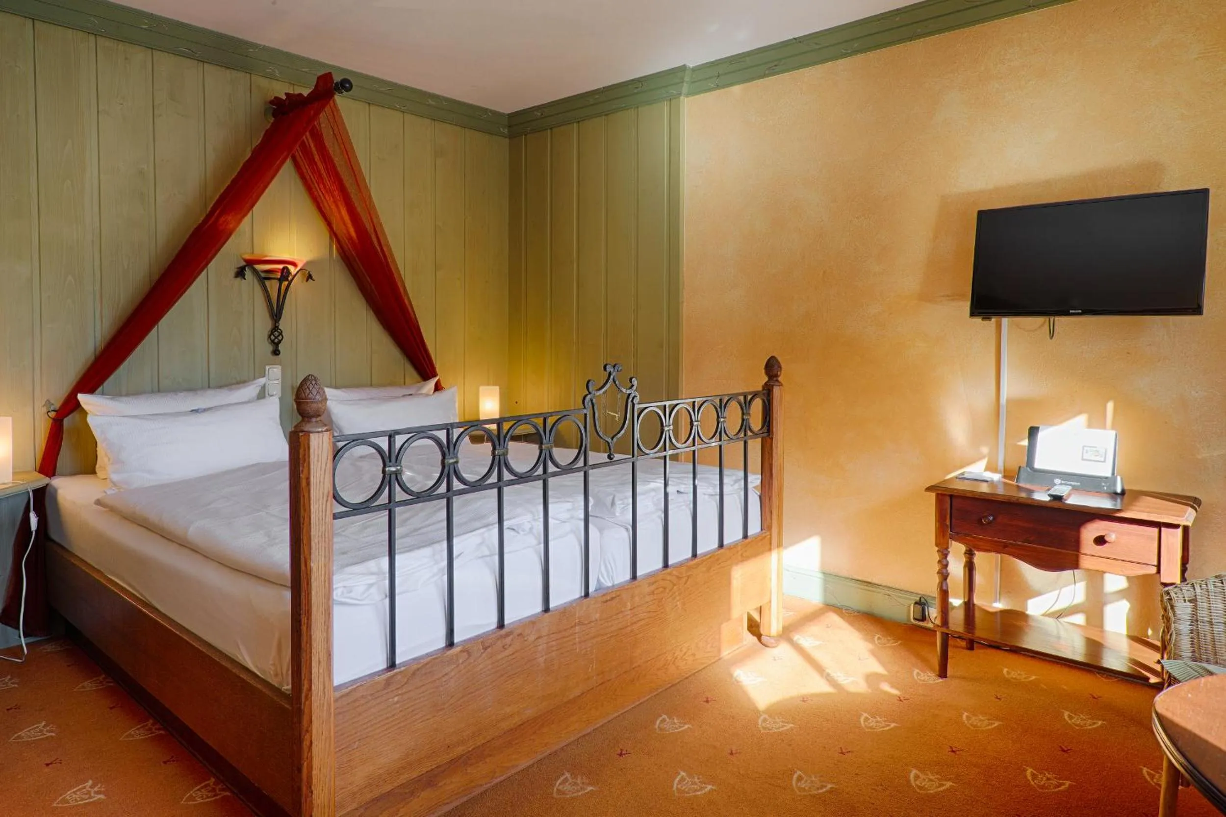 Photo of the whole room, Bed in Meeressterne Hotel Forsthaus Damerow