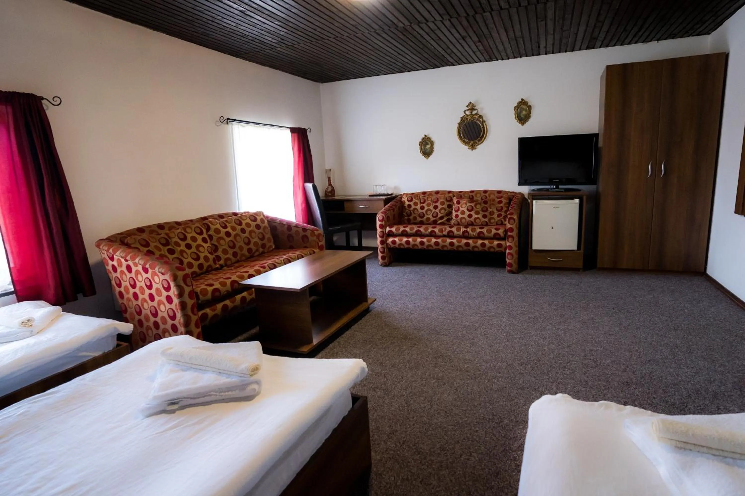 Bed in Pensiunea Dacia Deva