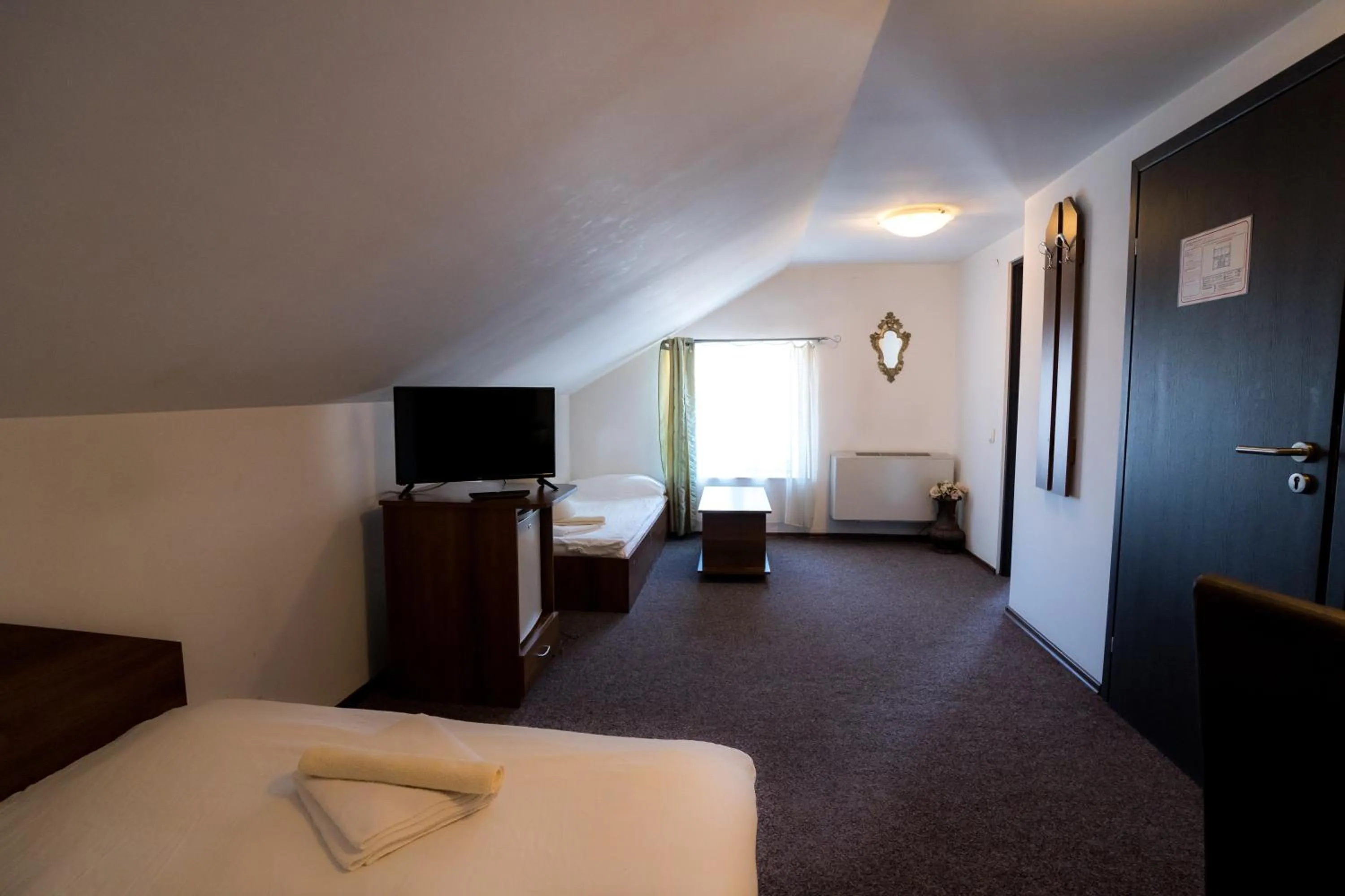 Bed in Pensiunea Dacia Deva