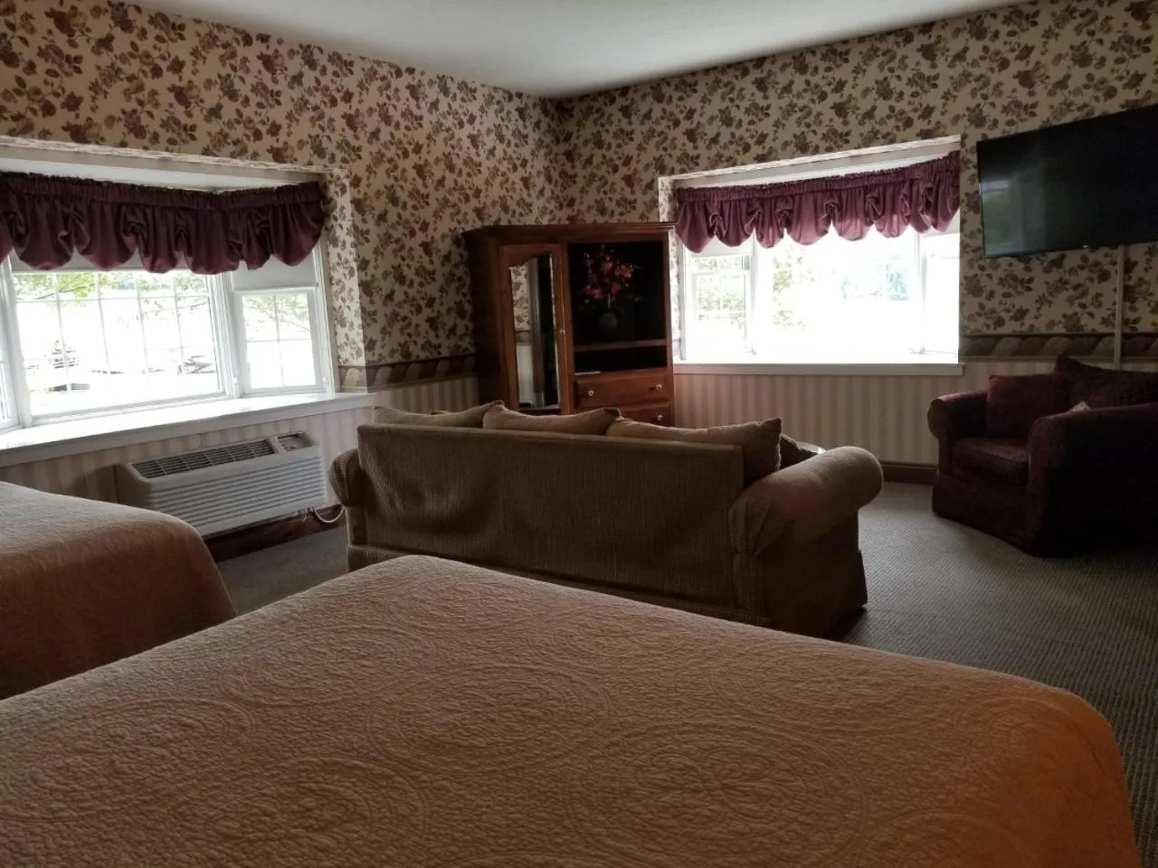 Seating area, Bed in Inn at Amish Door