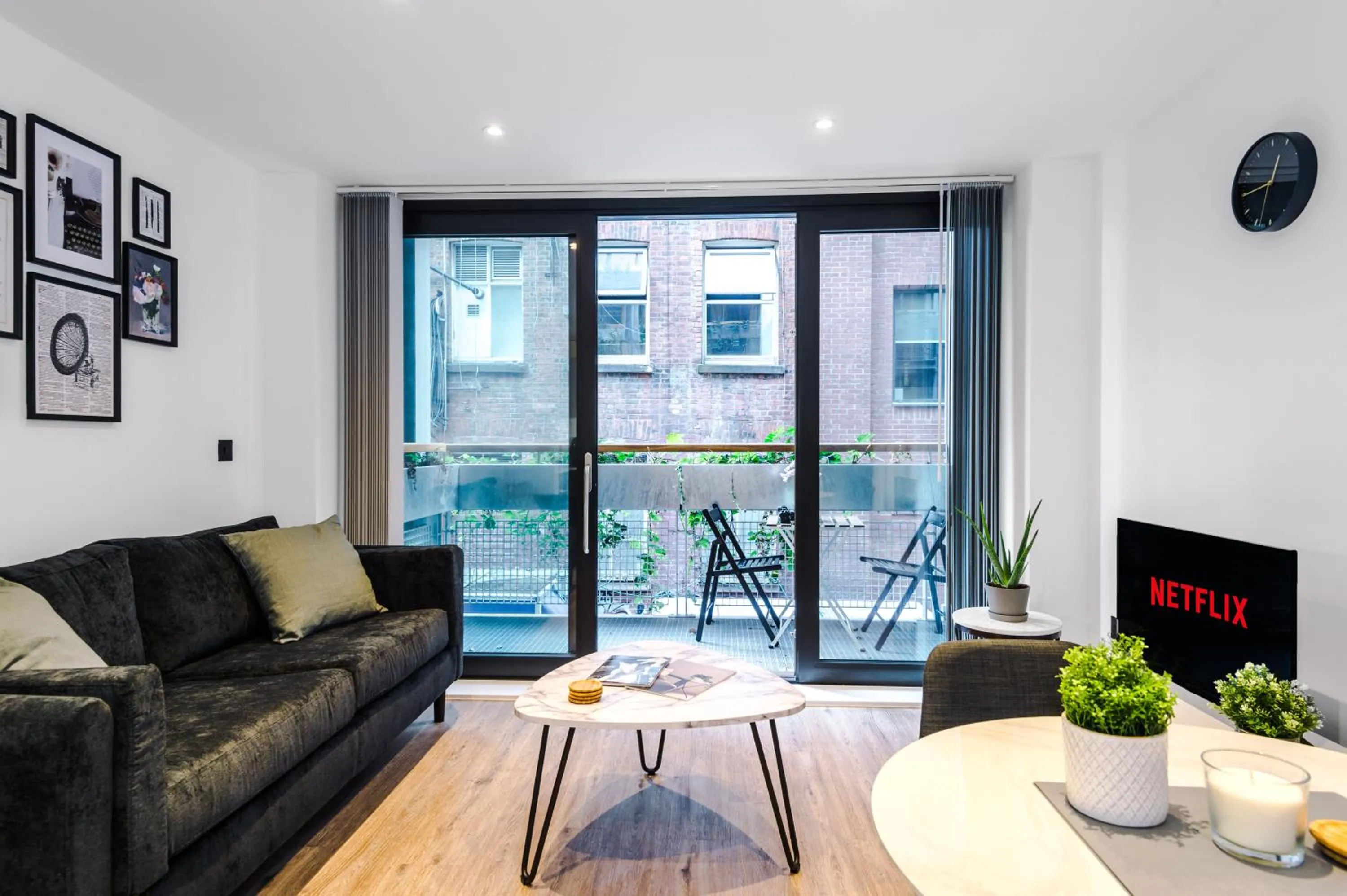 TV and multimedia in Hilltop Serviced Apartments - Piccadilly