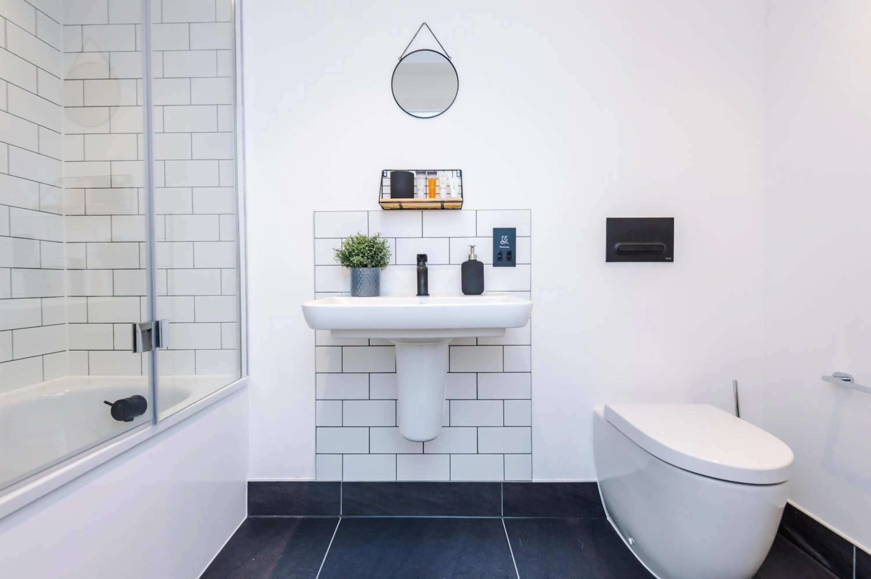 Shower in Hilltop Serviced Apartments - Piccadilly