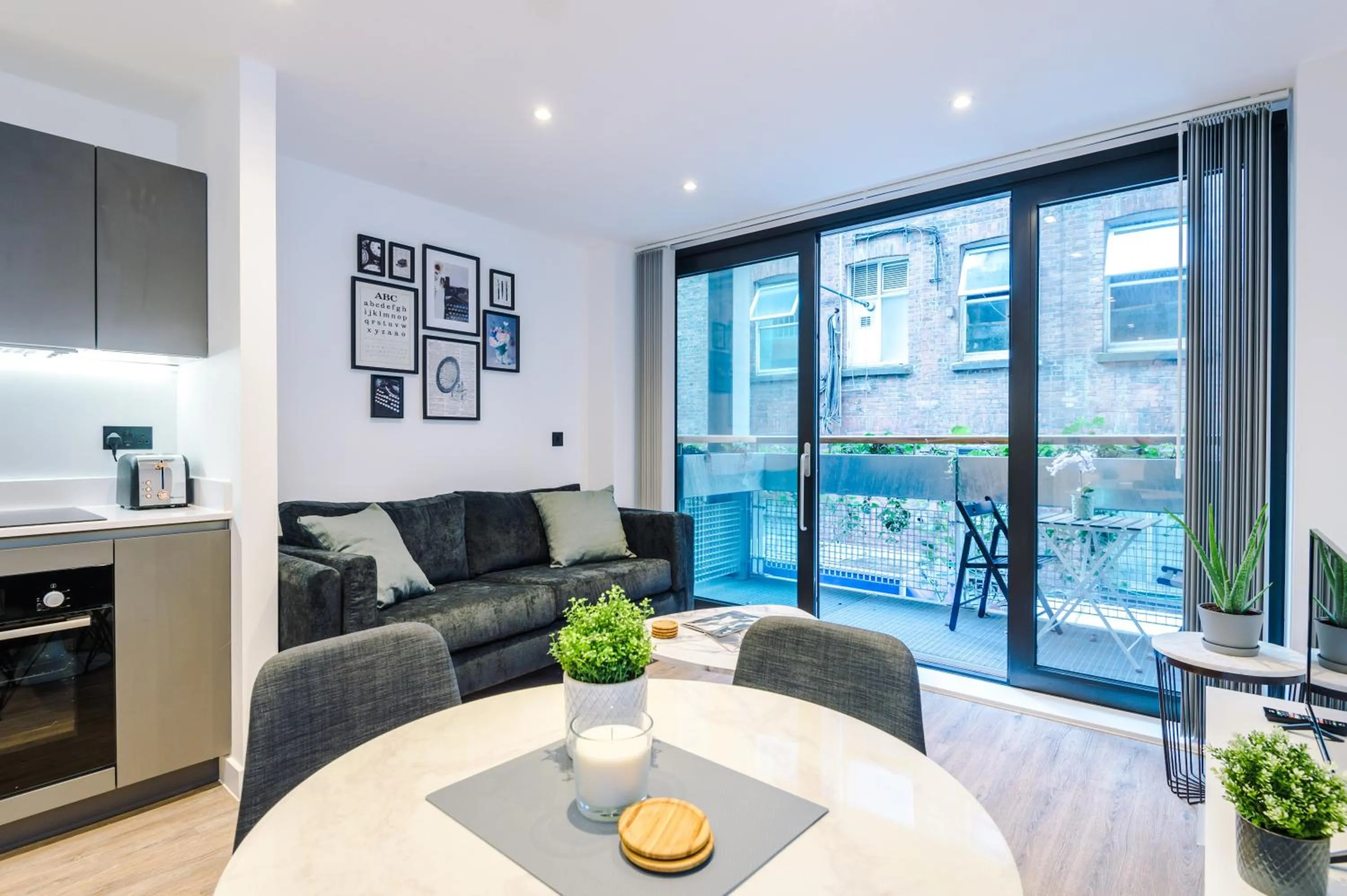 TV and multimedia in Hilltop Serviced Apartments - Piccadilly