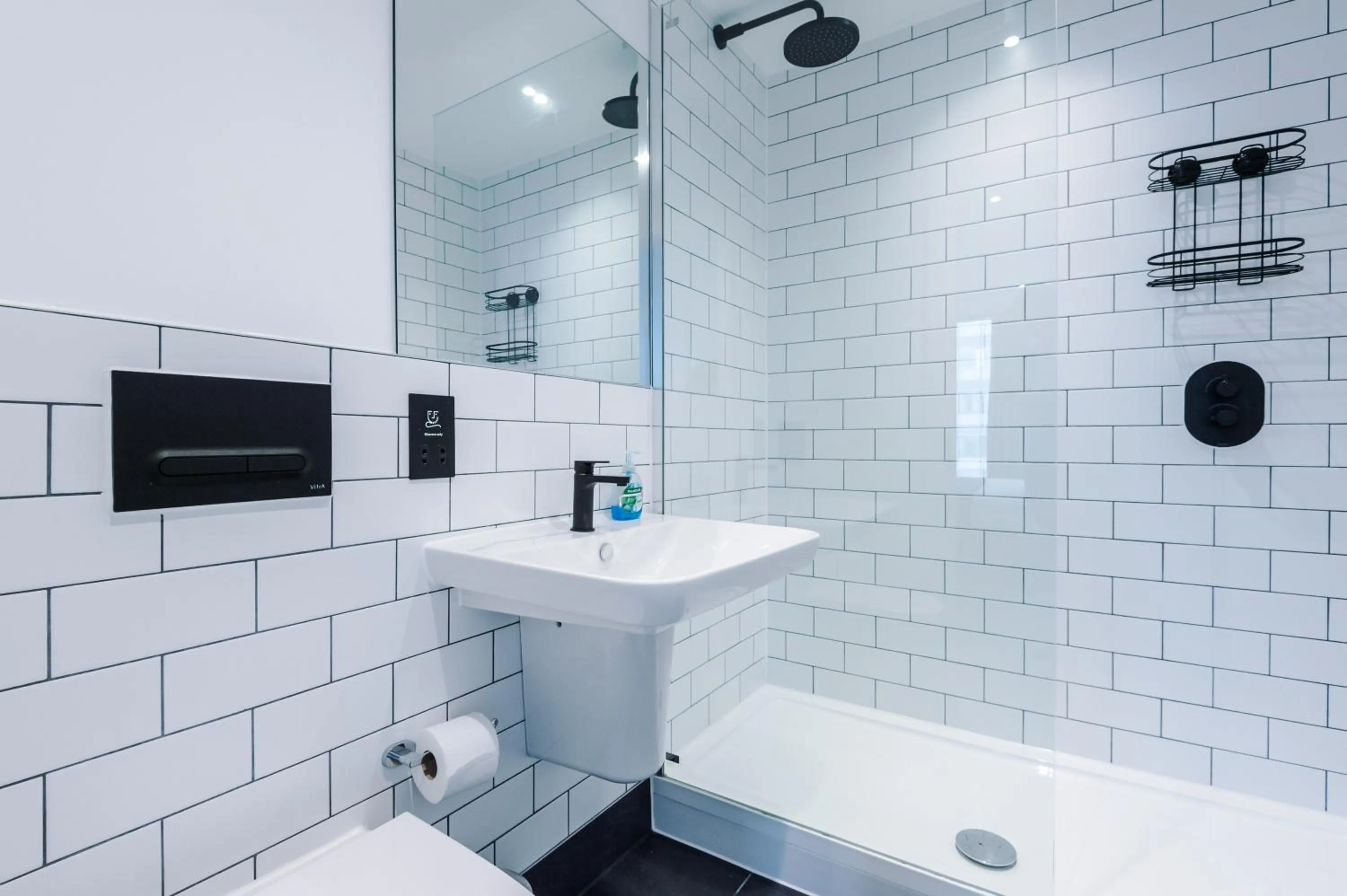 Shower in Hilltop Serviced Apartments - Piccadilly