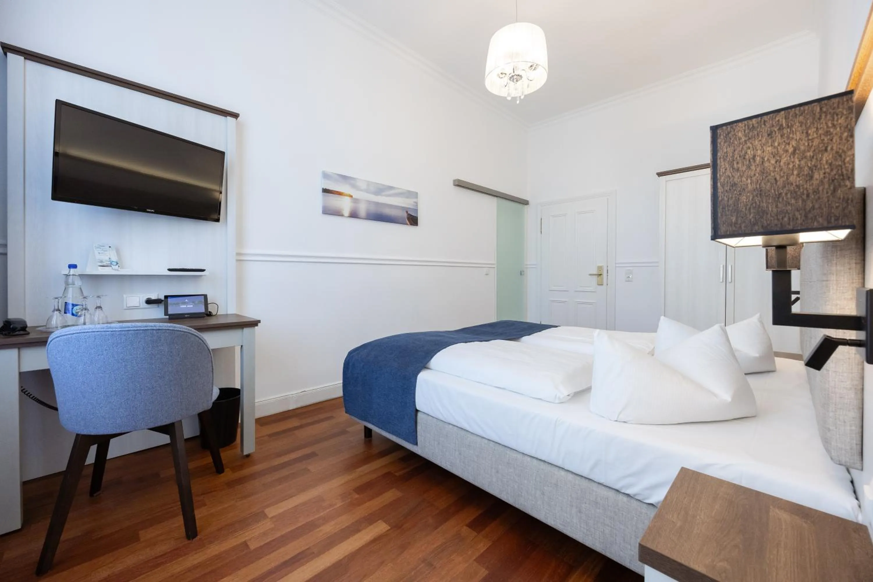 Photo of the whole room, Bed in Strandhotel Binz