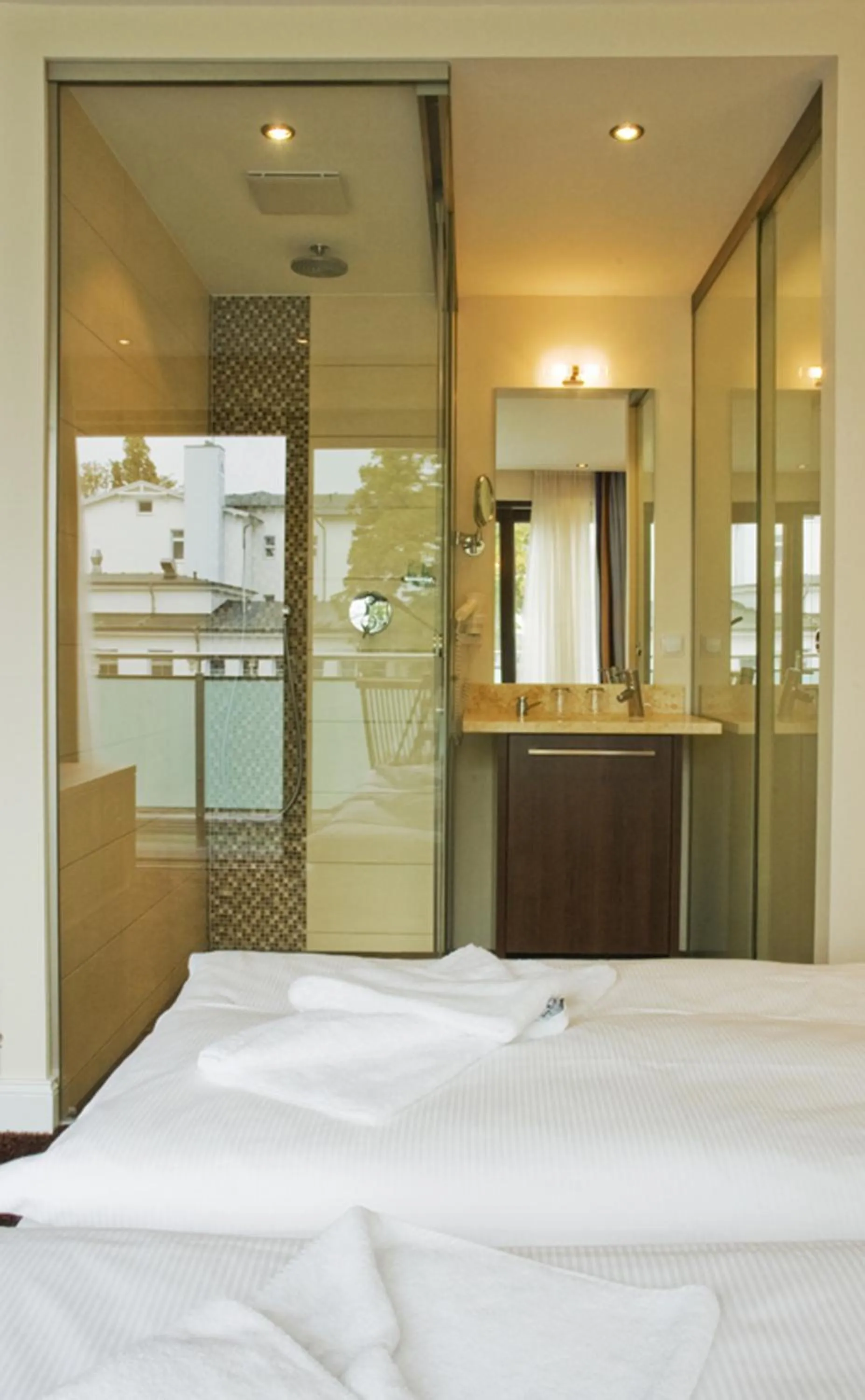 Bathroom, Bed in Strandhotel Binz