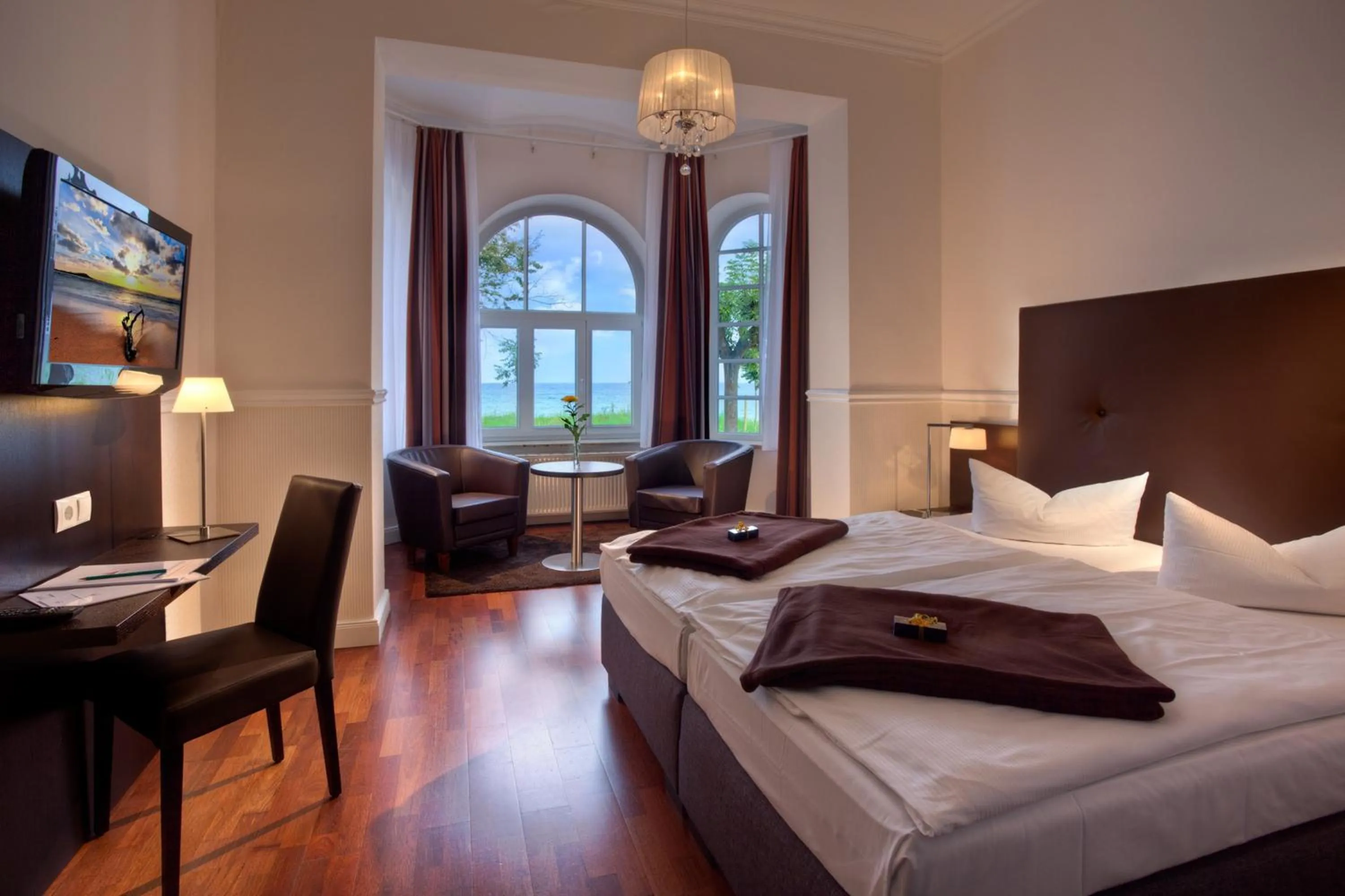 Photo of the whole room, Bed in Strandhotel Binz