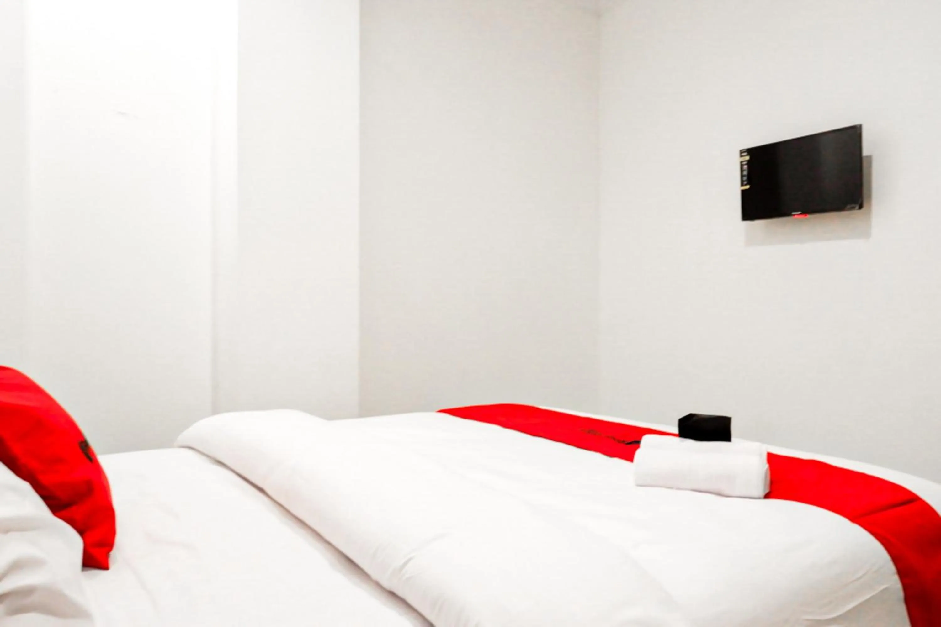 Bedroom, Bed in RedDoorz @ Jalan Wonosari KM.9