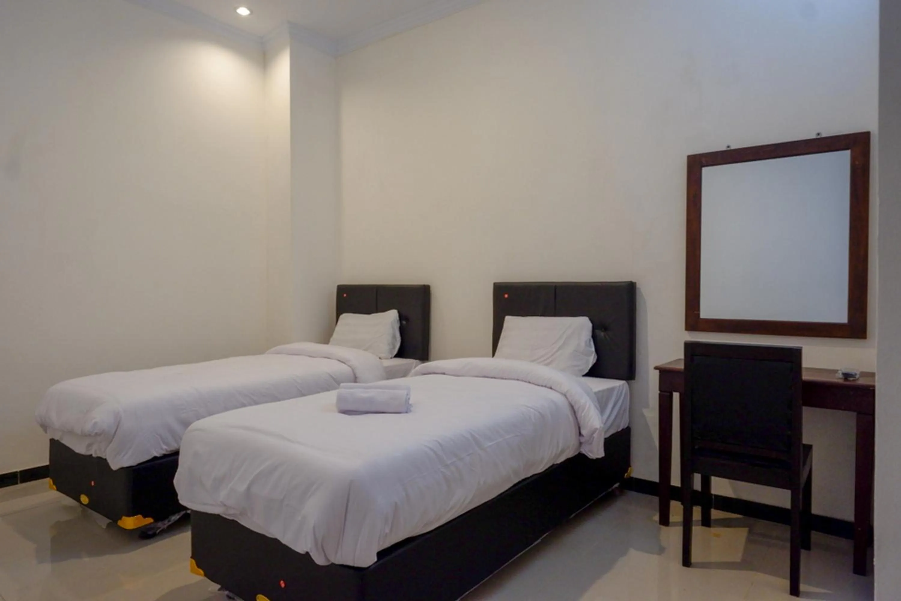Bedroom, Bed in RedDoorz @ Jalan Wonosari KM.9
