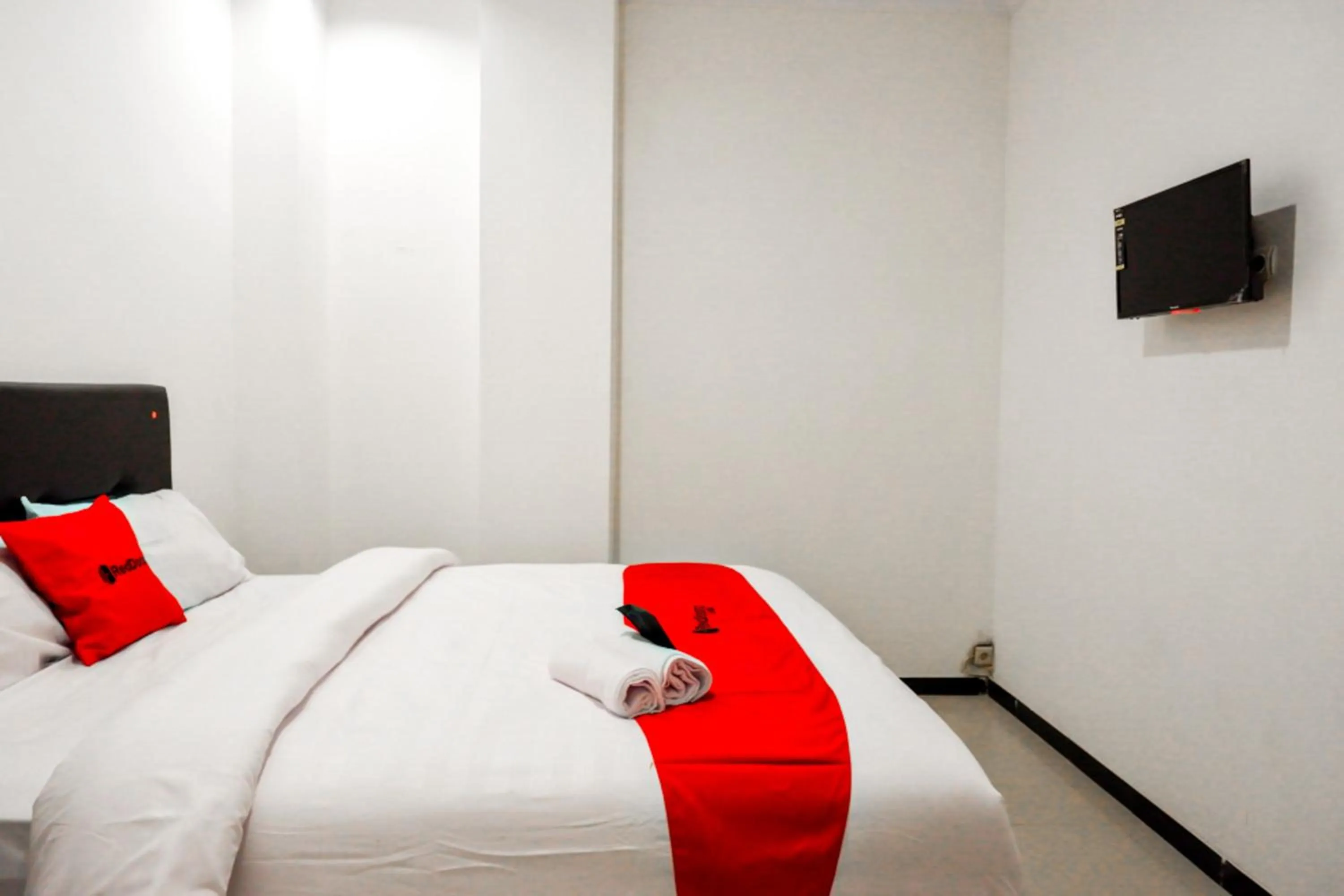 Bedroom, Bed in RedDoorz @ Jalan Wonosari KM.9