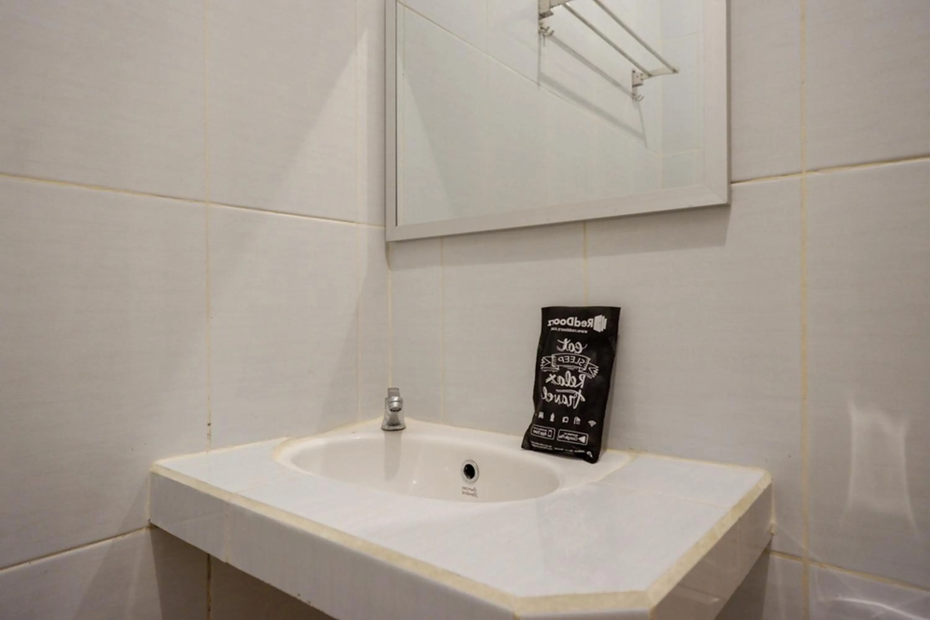 Bathroom in RedDoorz @ Jalan Wonosari KM.9