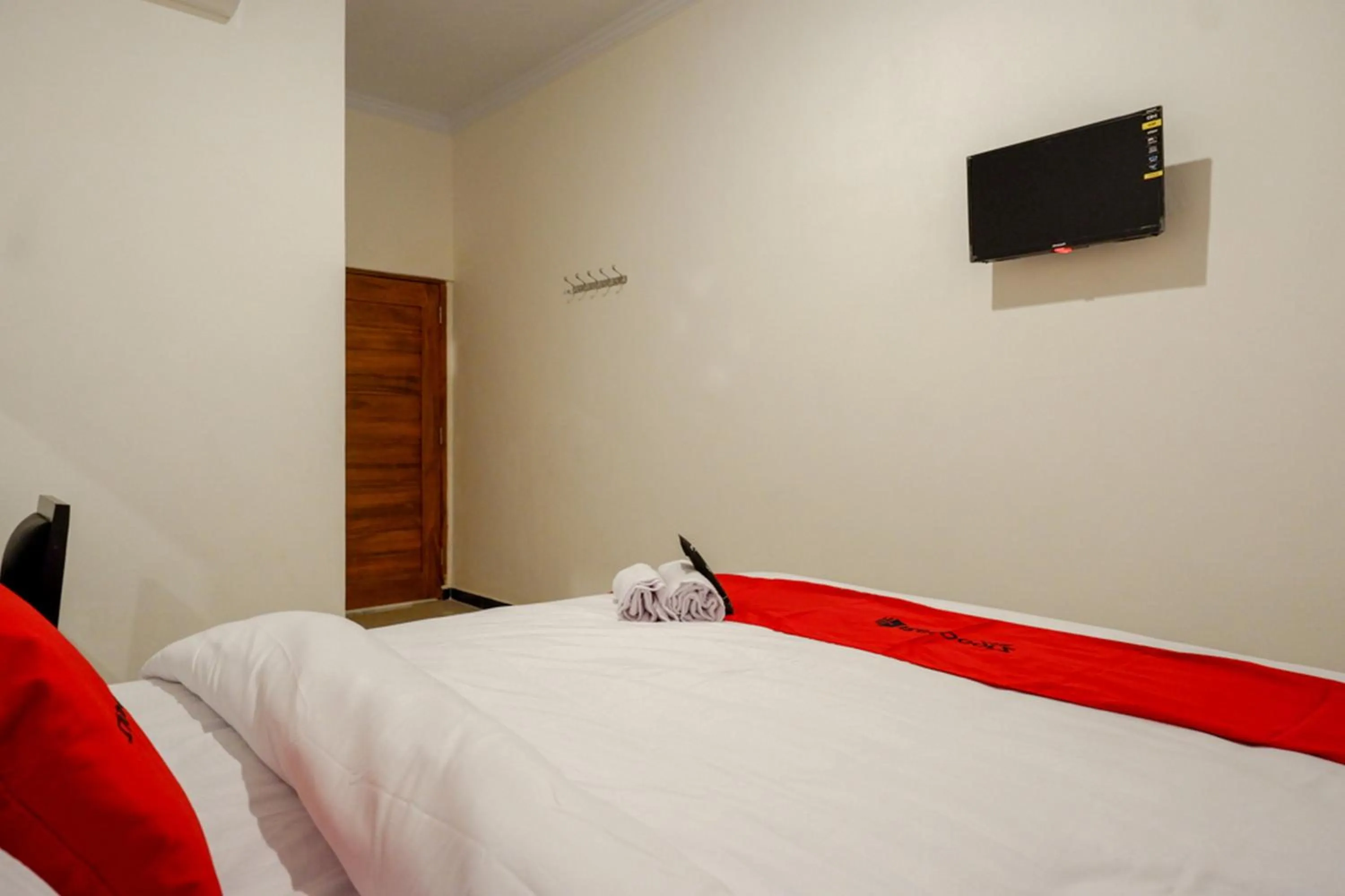 Bedroom, Bed in RedDoorz @ Jalan Wonosari KM.9