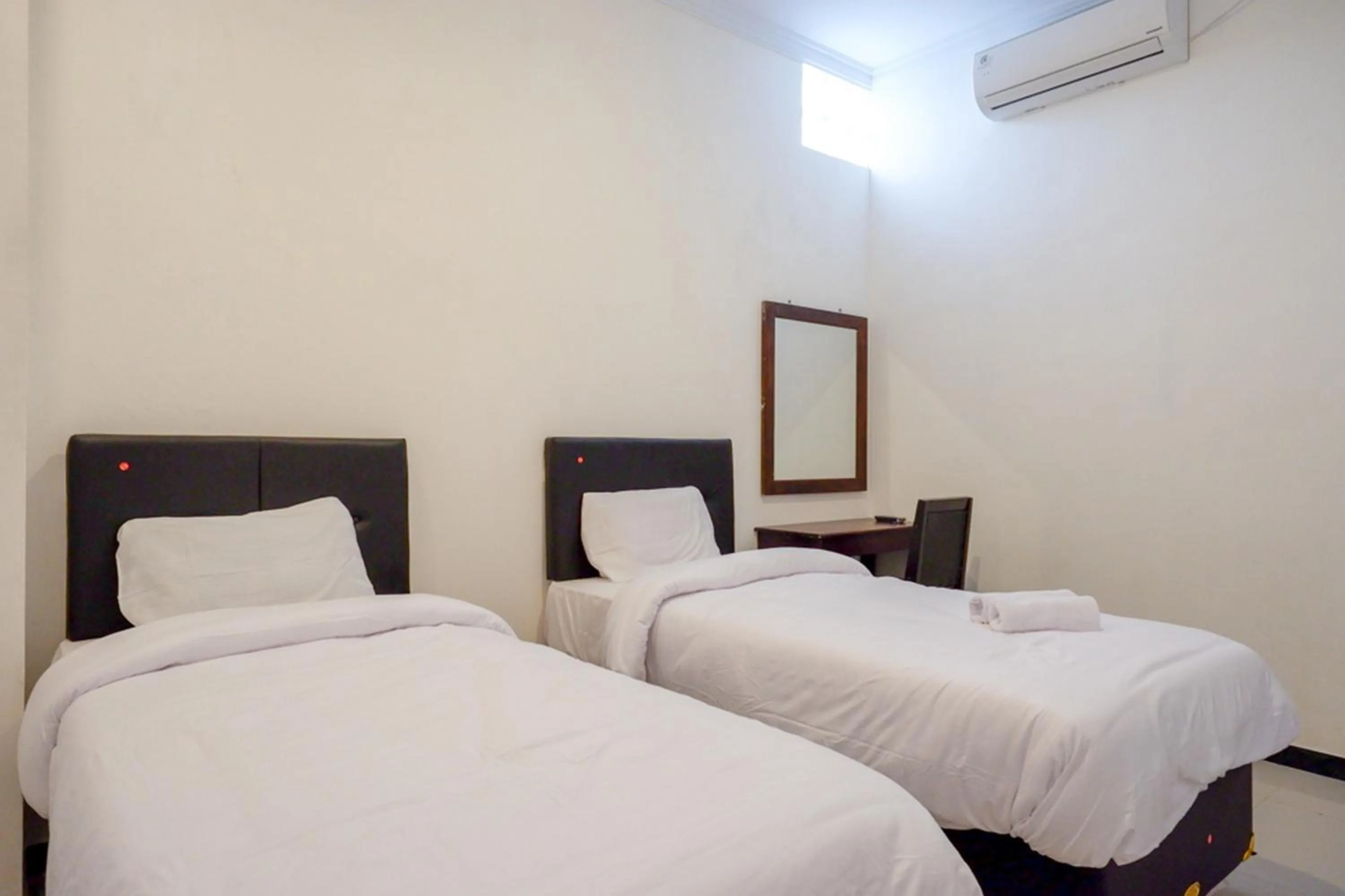 Bedroom, Bed in RedDoorz @ Jalan Wonosari KM.9