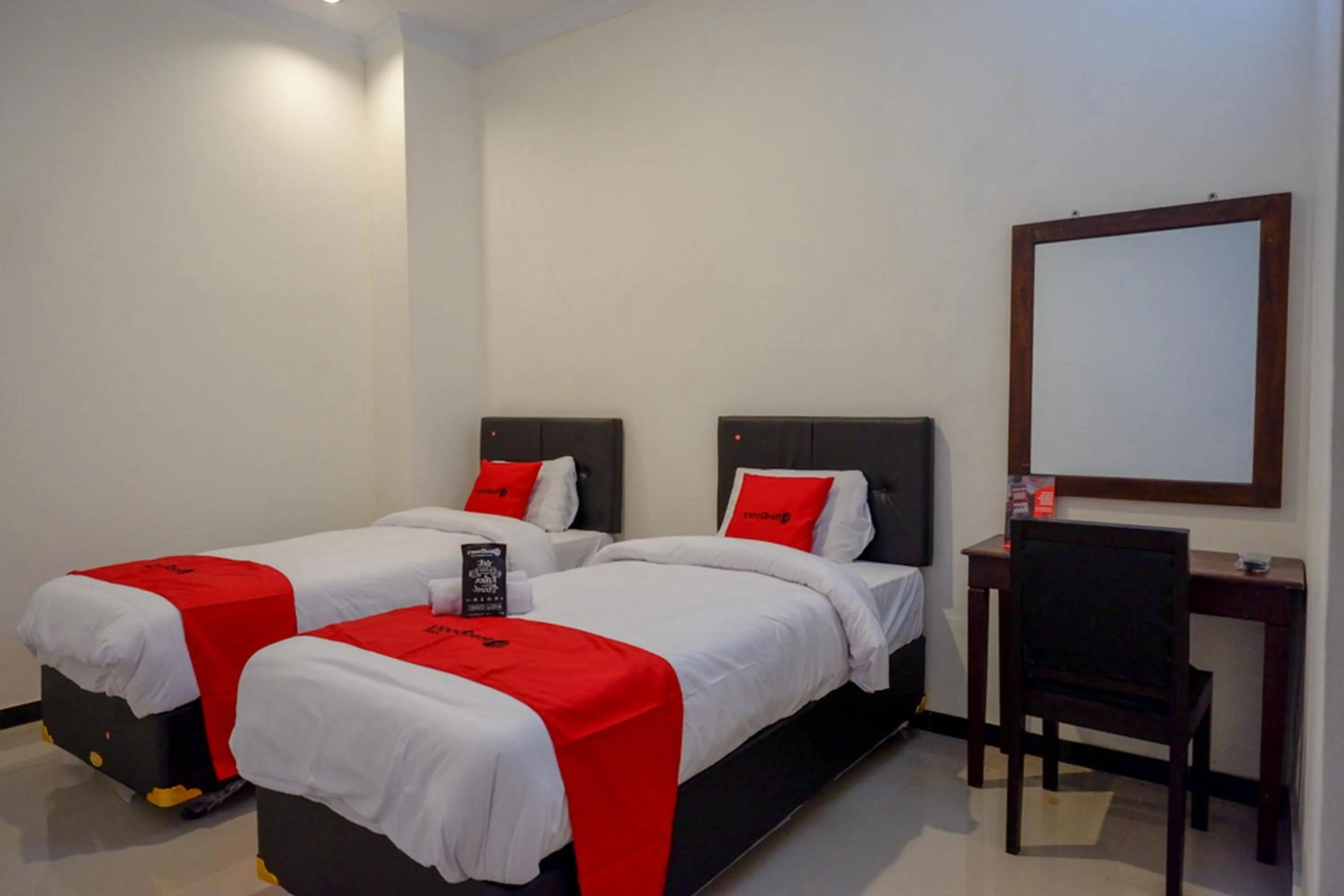 Bedroom, Bed in RedDoorz @ Jalan Wonosari KM.9