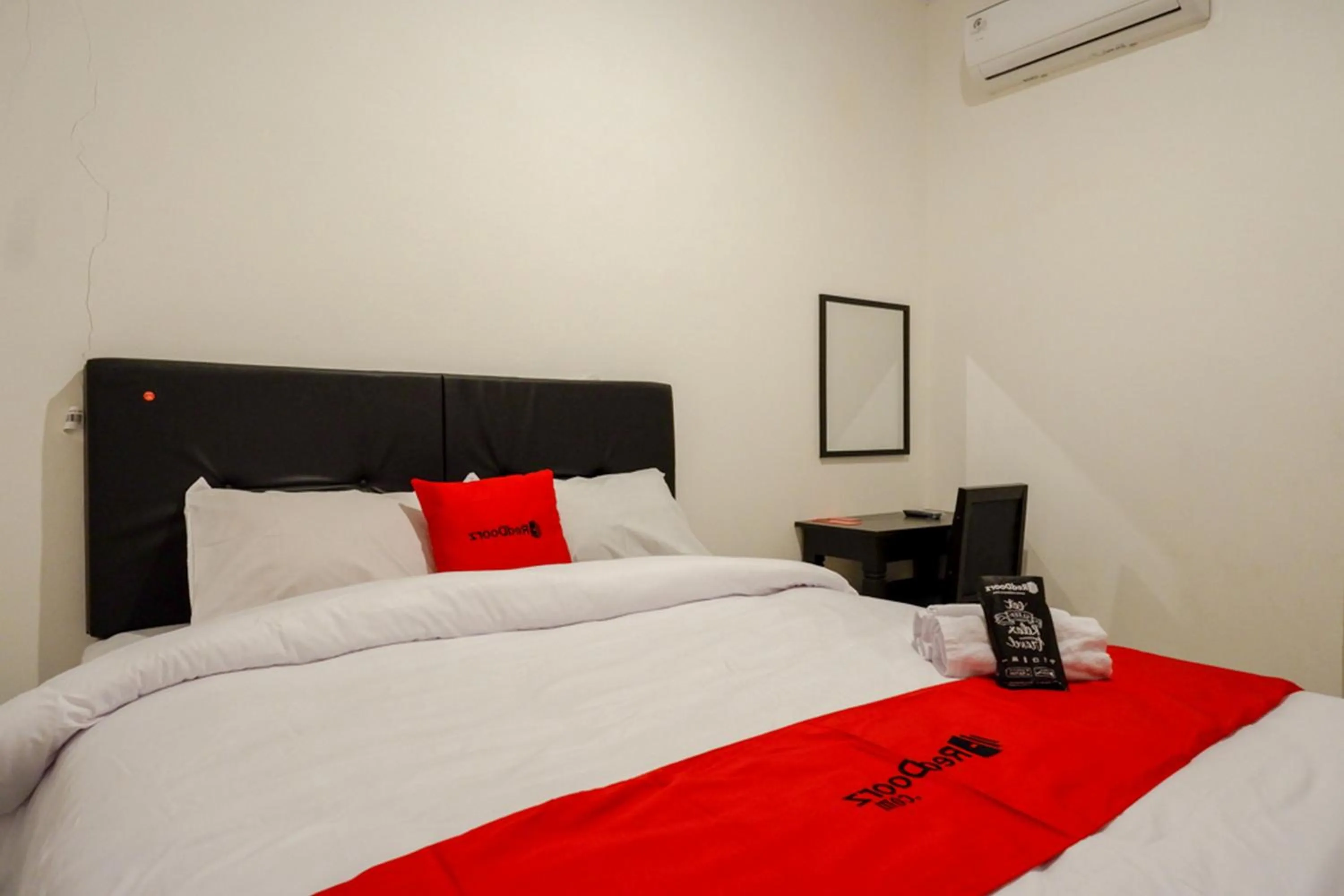 Bedroom, Bed in RedDoorz @ Jalan Wonosari KM.9