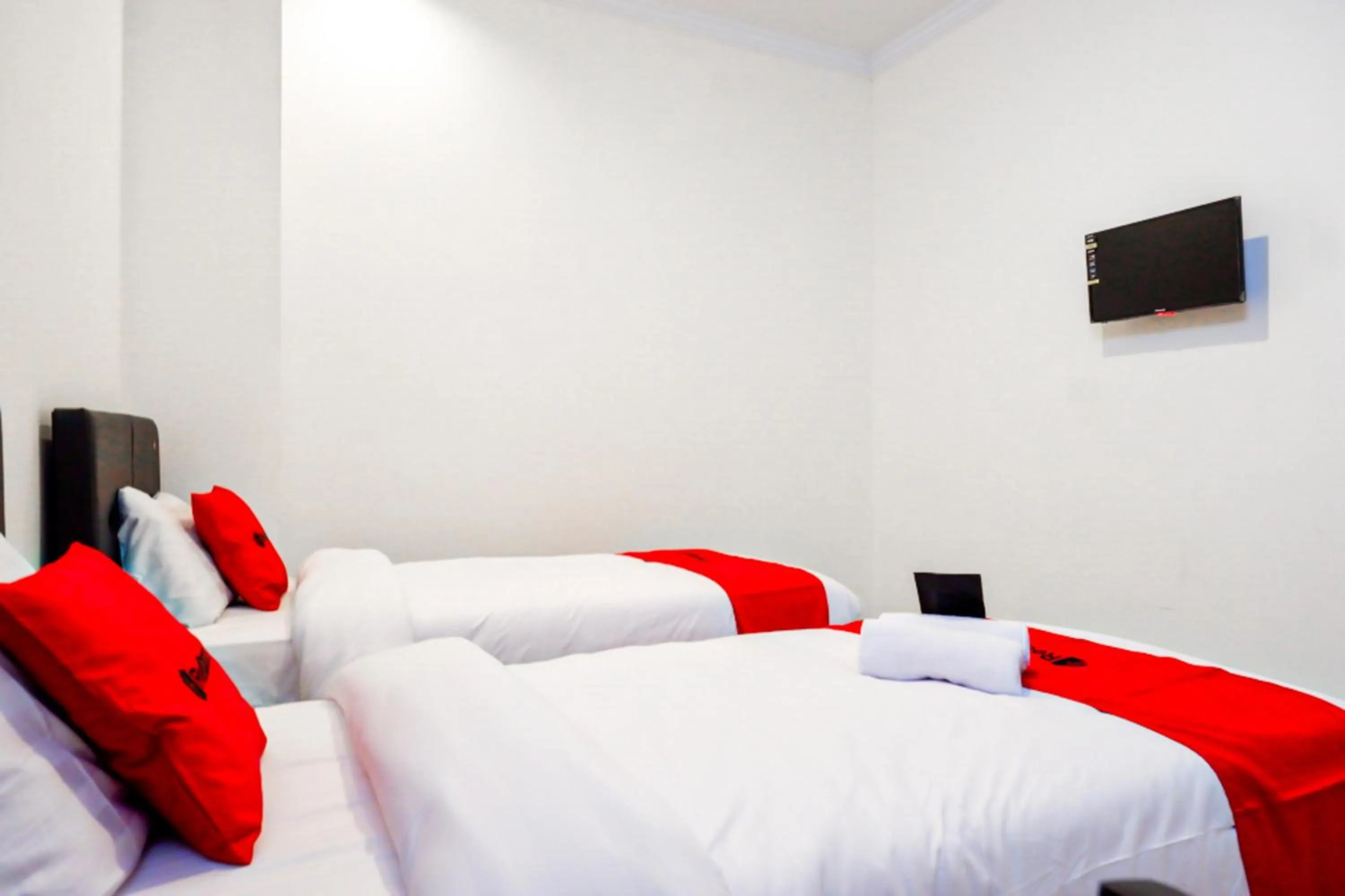 Bedroom, Bed in RedDoorz @ Jalan Wonosari KM.9