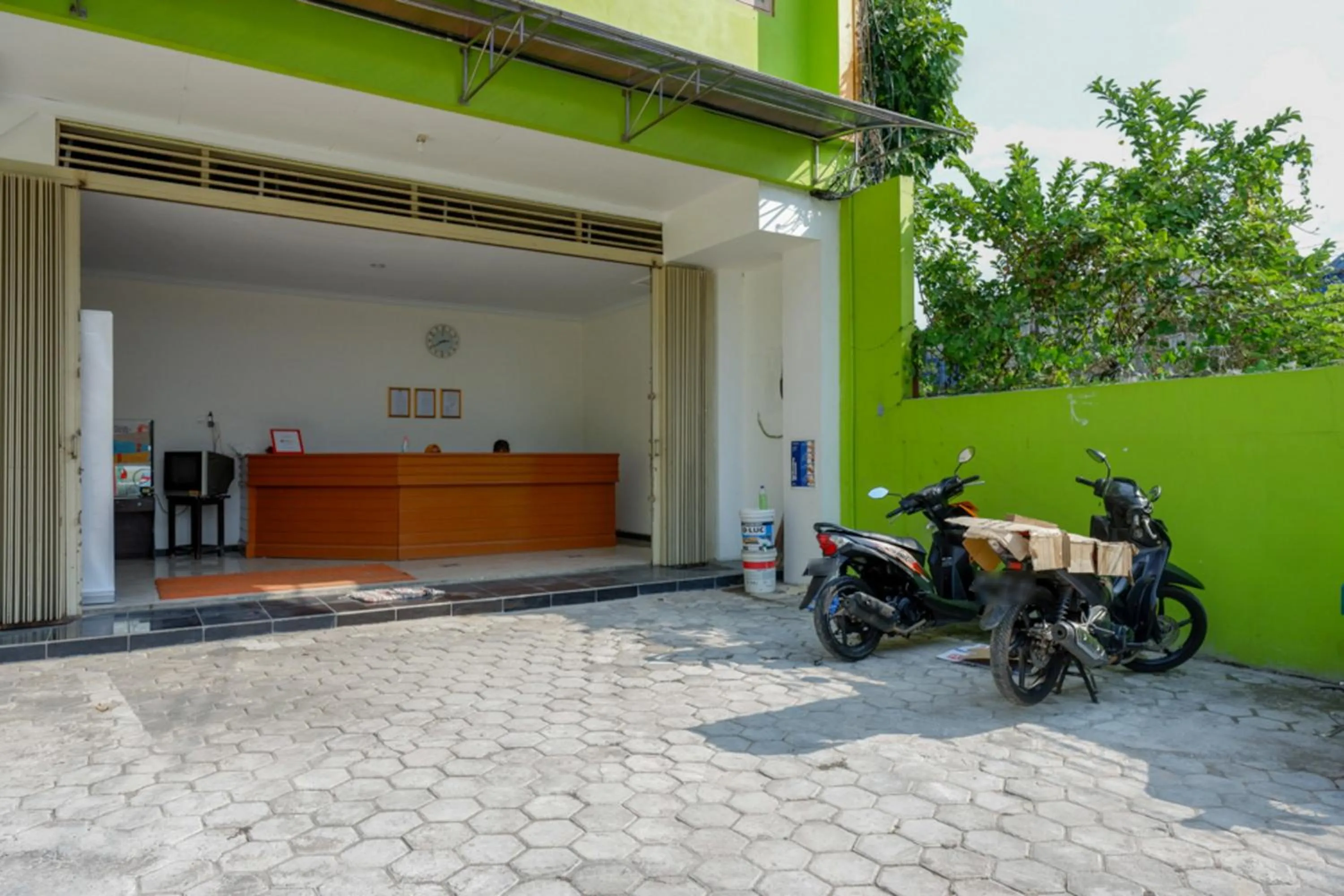 Parking in RedDoorz @ Jalan Wonosari KM.9