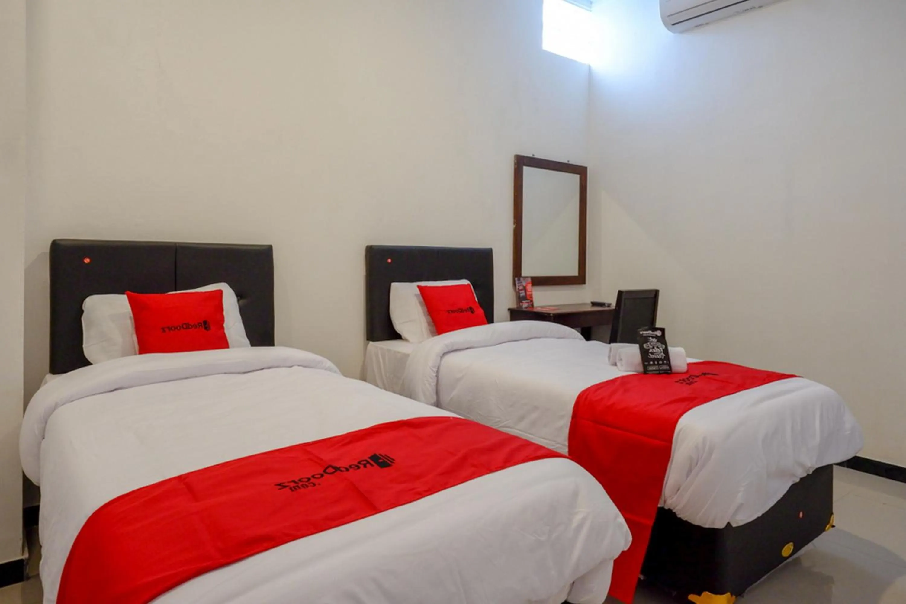 Bedroom, Bed in RedDoorz @ Jalan Wonosari KM.9