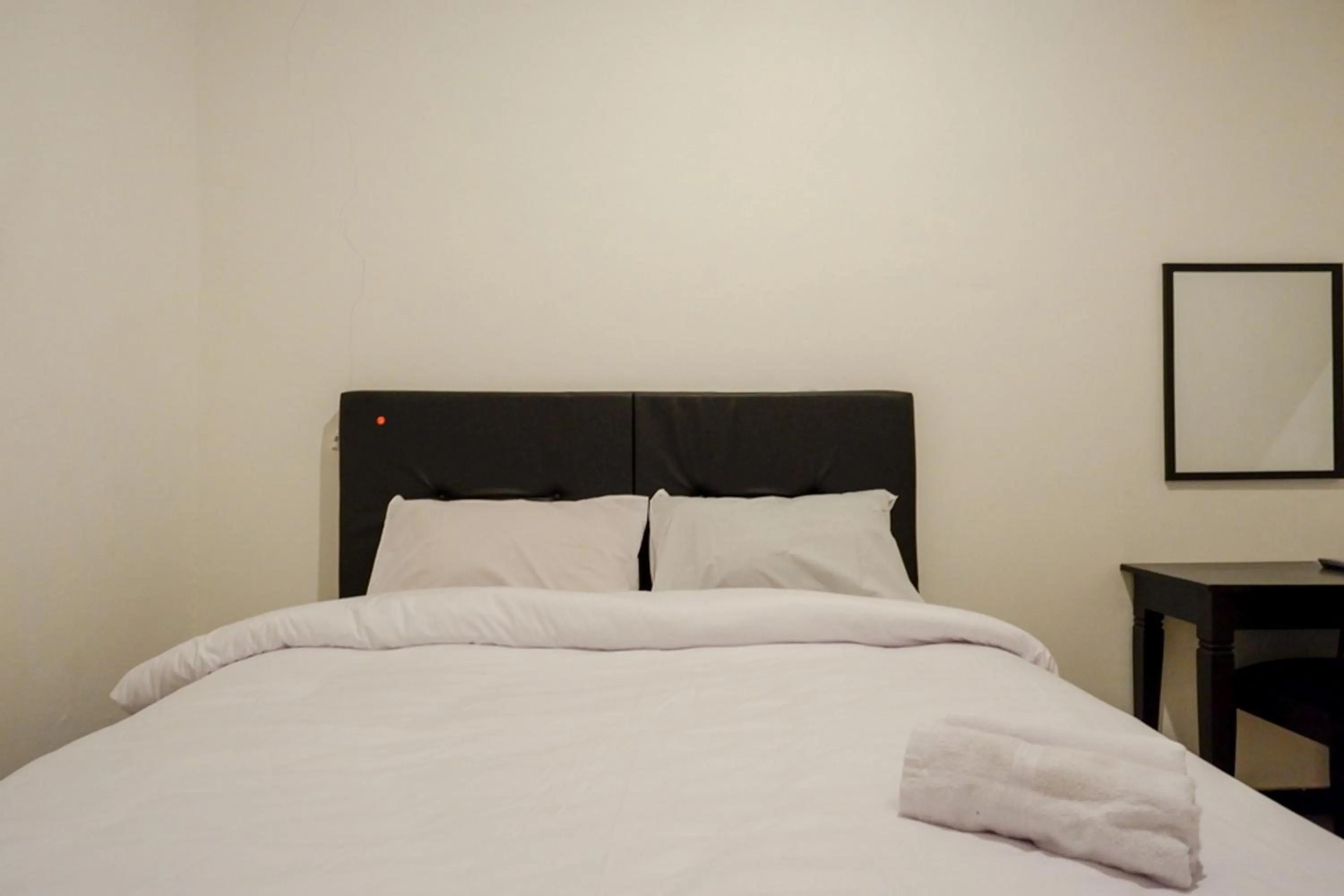 Bedroom, Bed in RedDoorz @ Jalan Wonosari KM.9