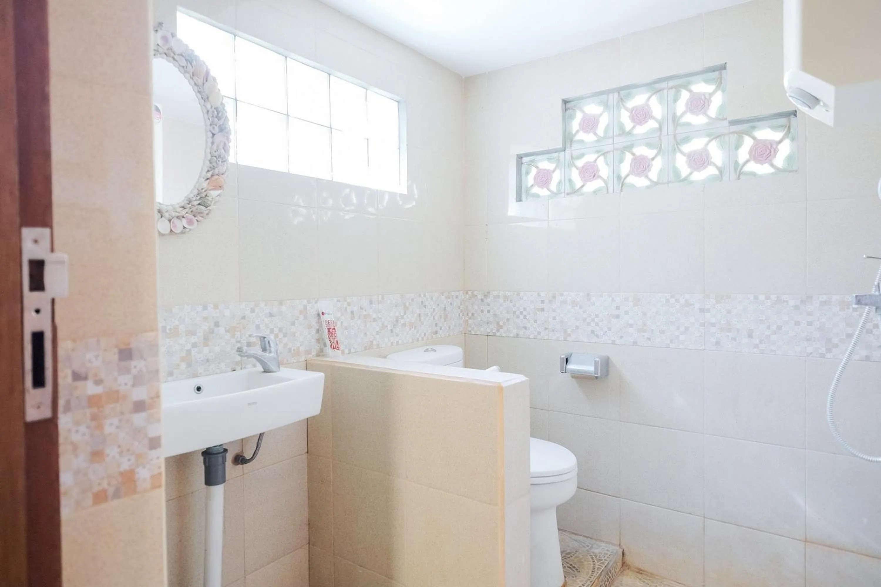 Bathroom in RedDoorz at Hotel Negeri Baru Kalianda Lampung