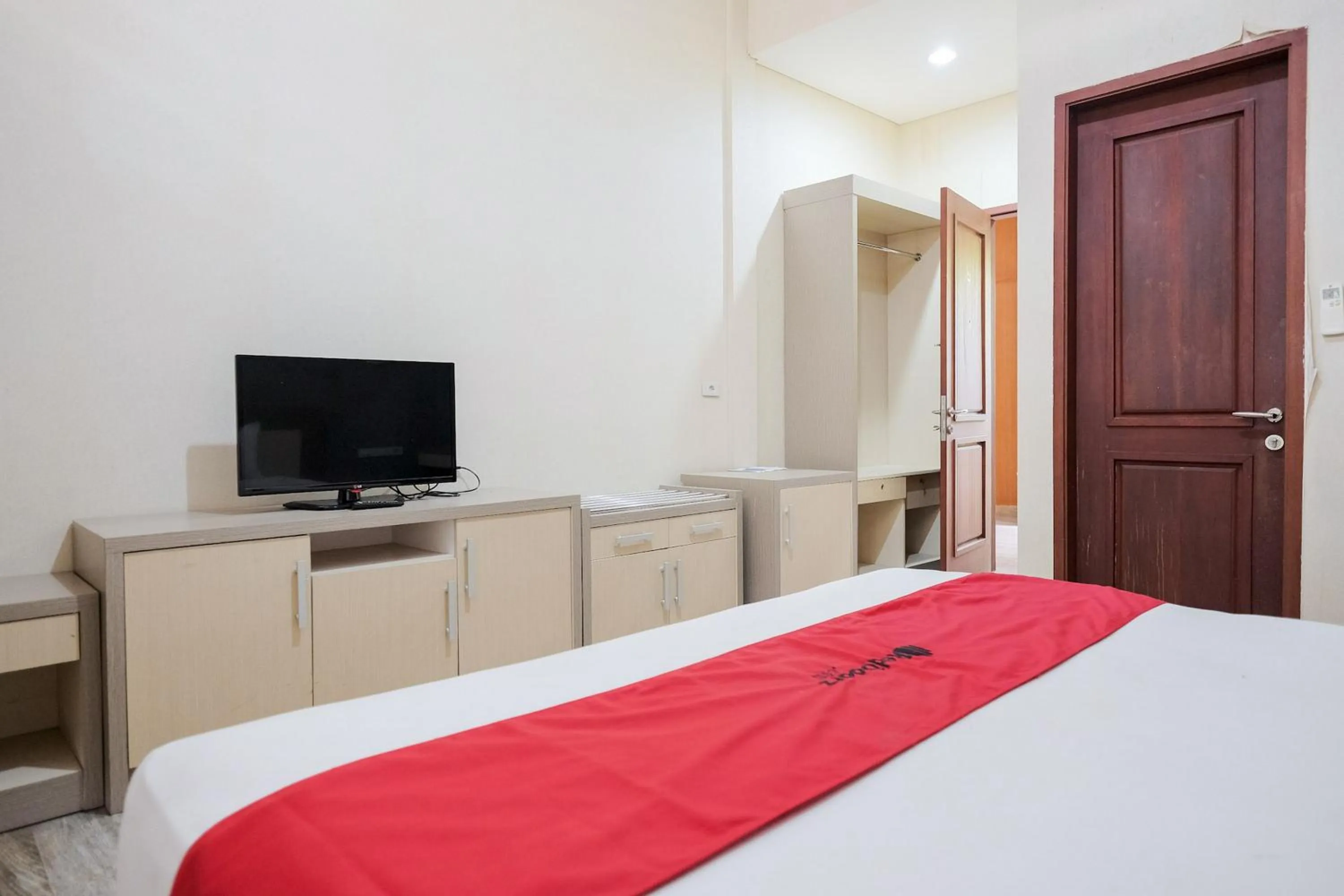 Bed in RedDoorz at Hotel Negeri Baru Kalianda Lampung