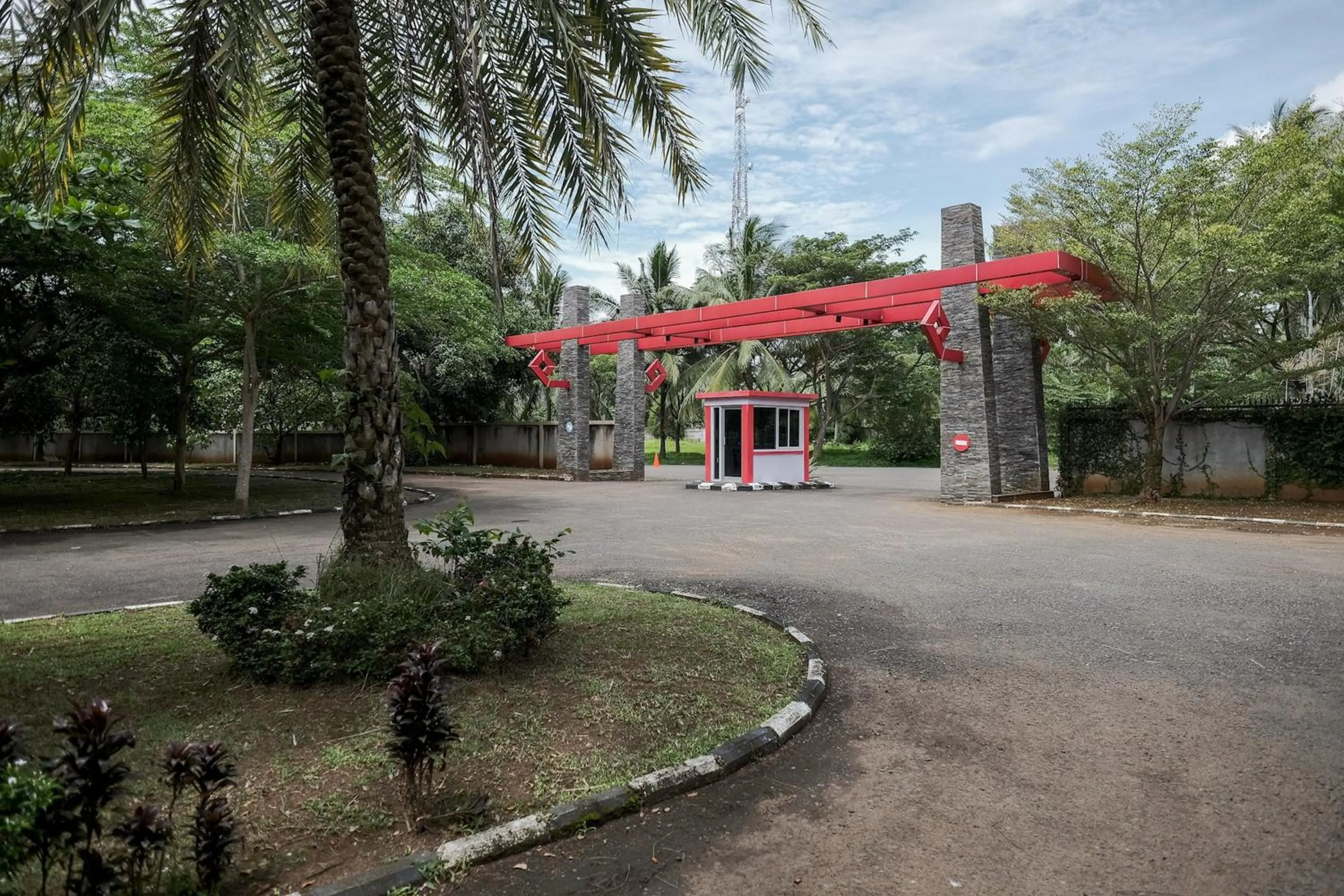 Facade/entrance in RedDoorz at Hotel Negeri Baru Kalianda Lampung