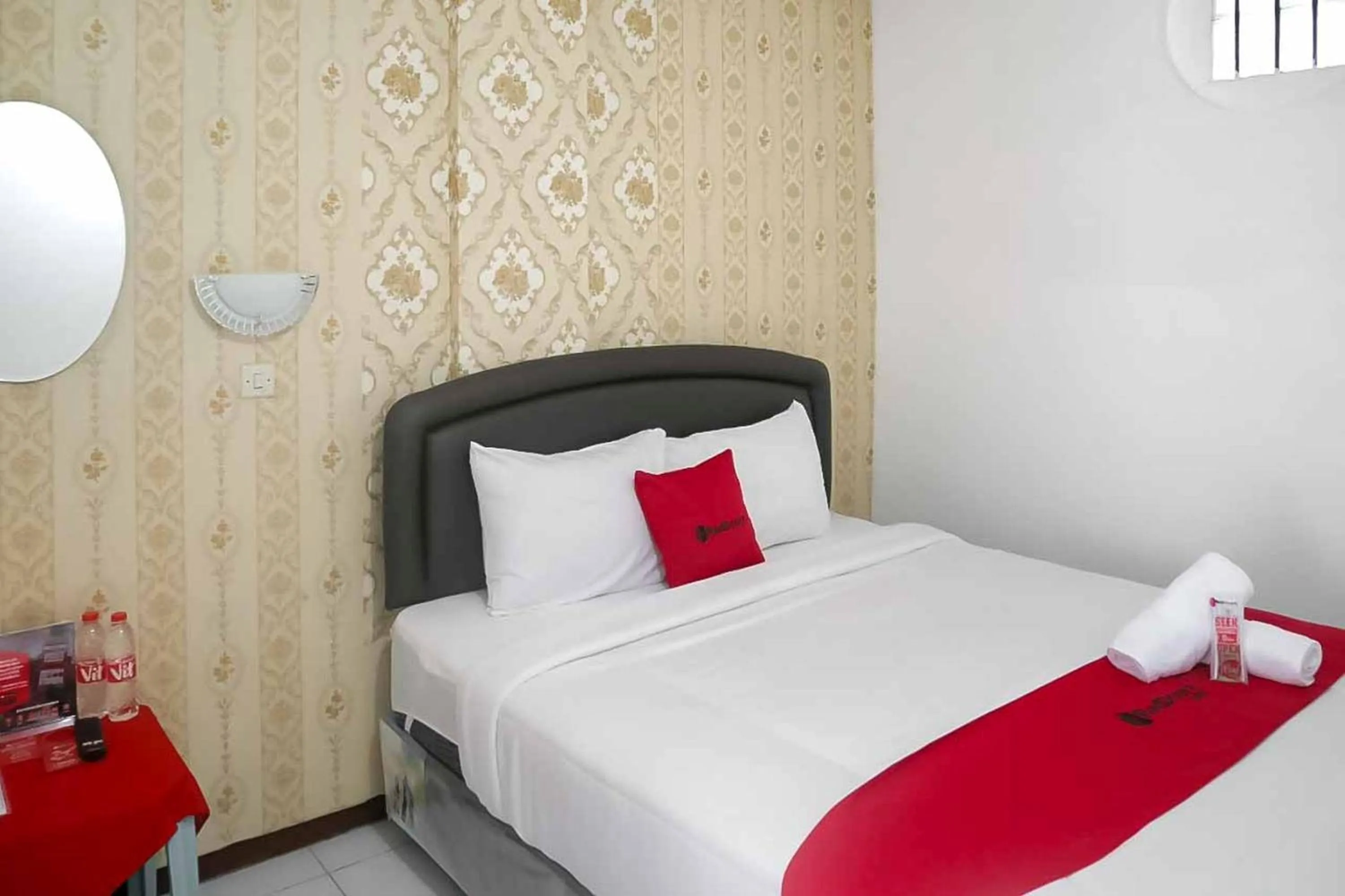 Bedroom, Bed in RedDoorz Plus @ Alun Alun Nganjuk