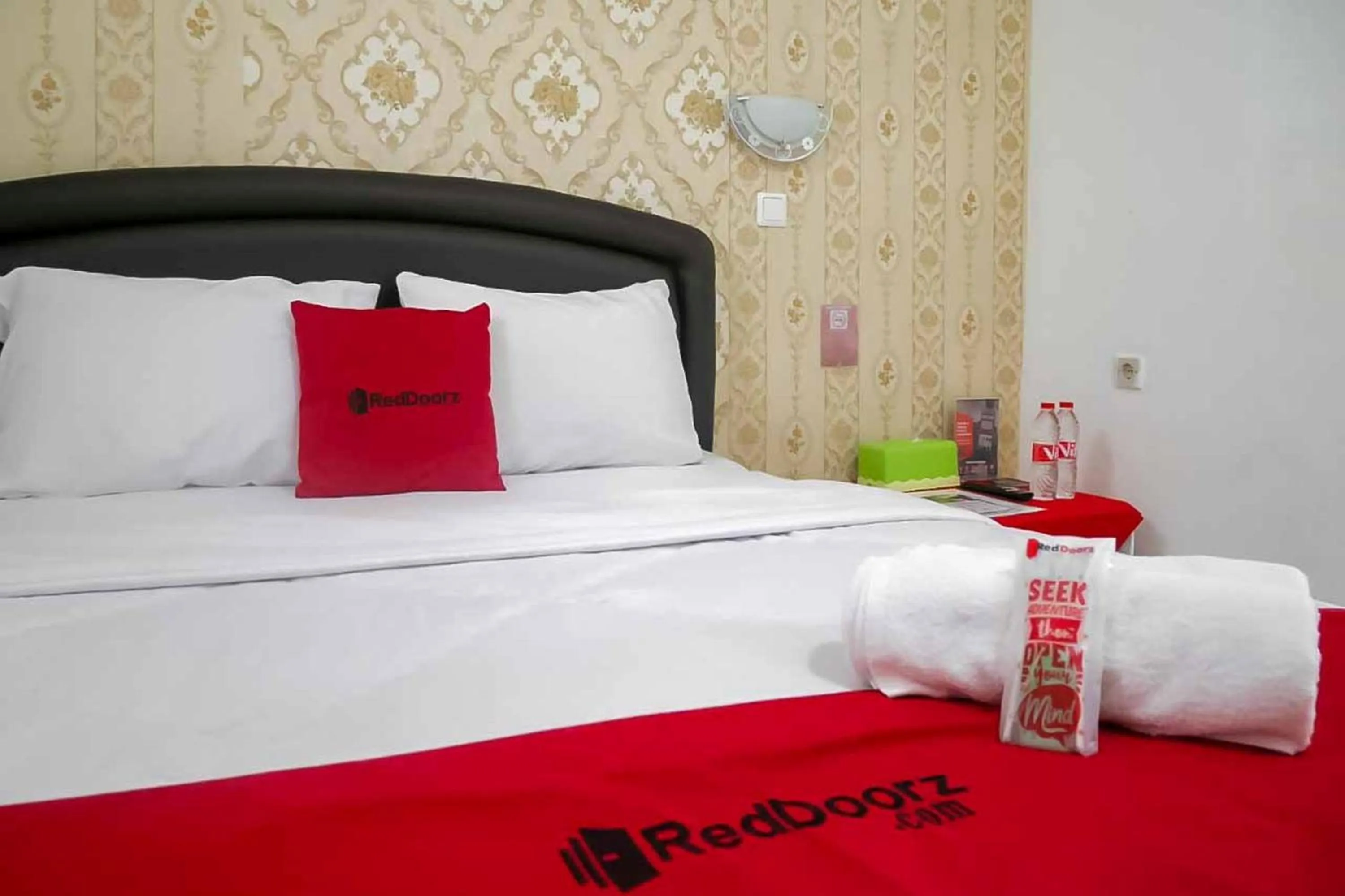 Bedroom, Bed in RedDoorz Plus @ Alun Alun Nganjuk