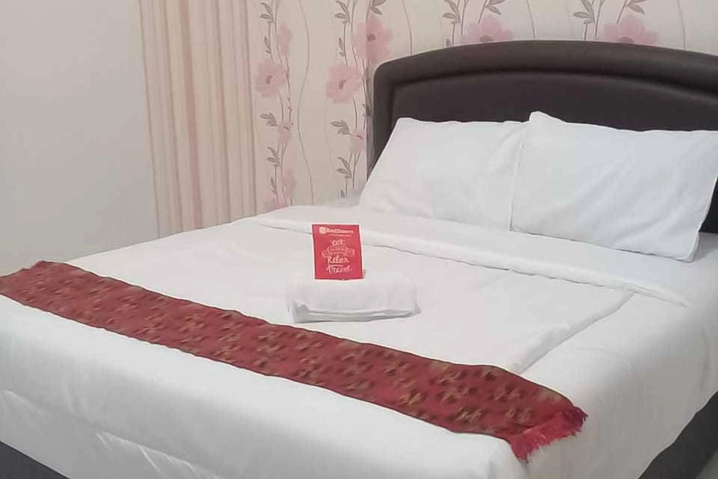 Bedroom, Bed in RedDoorz Plus @ Alun Alun Nganjuk