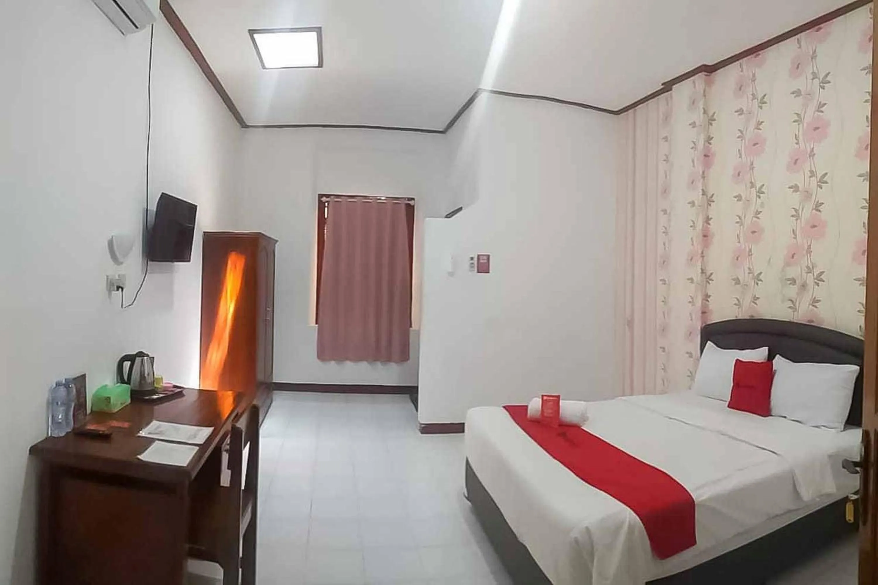 Bedroom, Bed in RedDoorz Plus @ Alun Alun Nganjuk