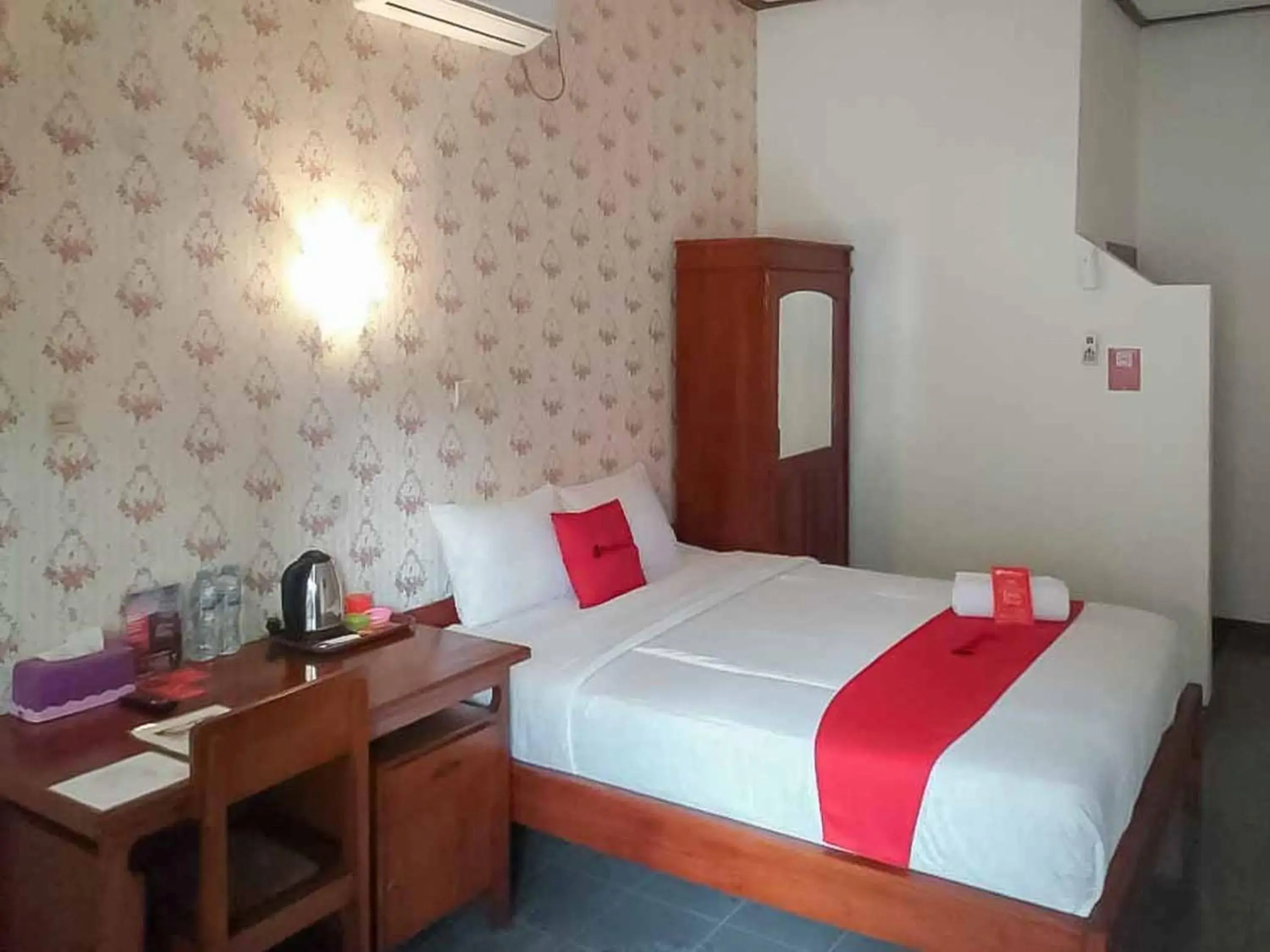 Deluxe Room in RedDoorz Plus @ Alun Alun Nganjuk Deluxe Room in RedDoorz Plus @ Alun Alun Nganjuk