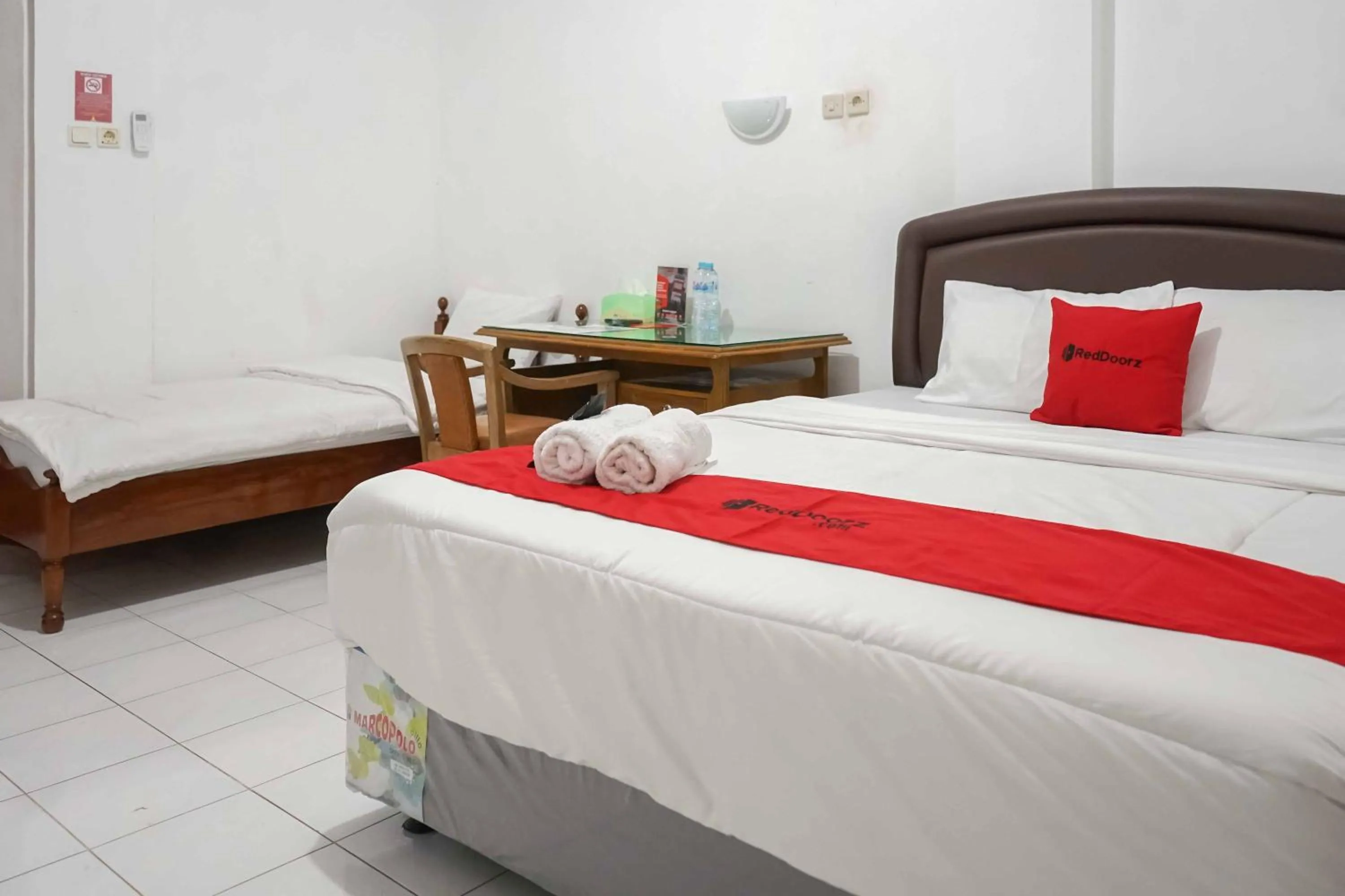 Bedroom, Bed in RedDoorz Plus @ Alun Alun Nganjuk