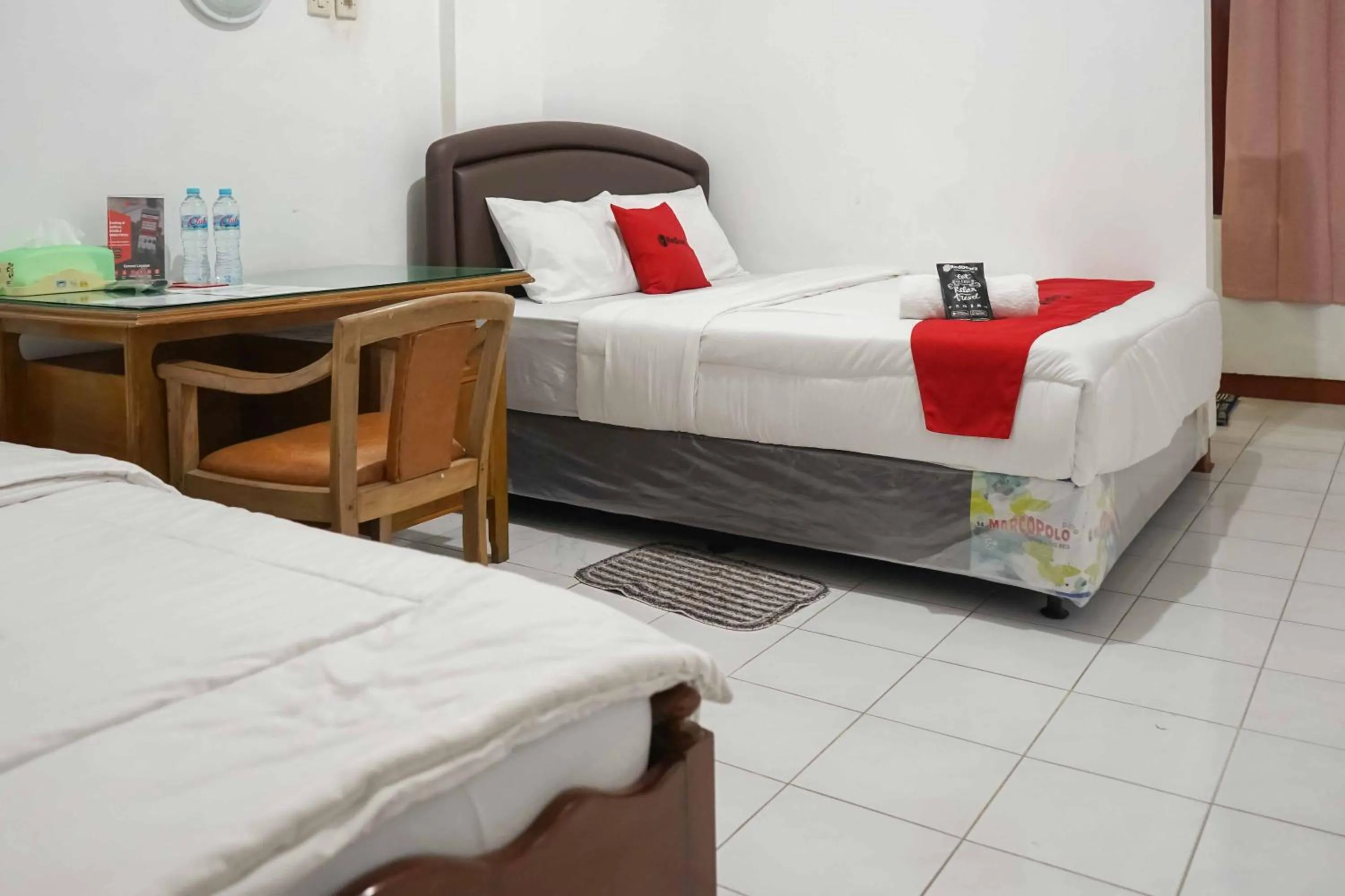 Bedroom, Bed in RedDoorz Plus @ Alun Alun Nganjuk