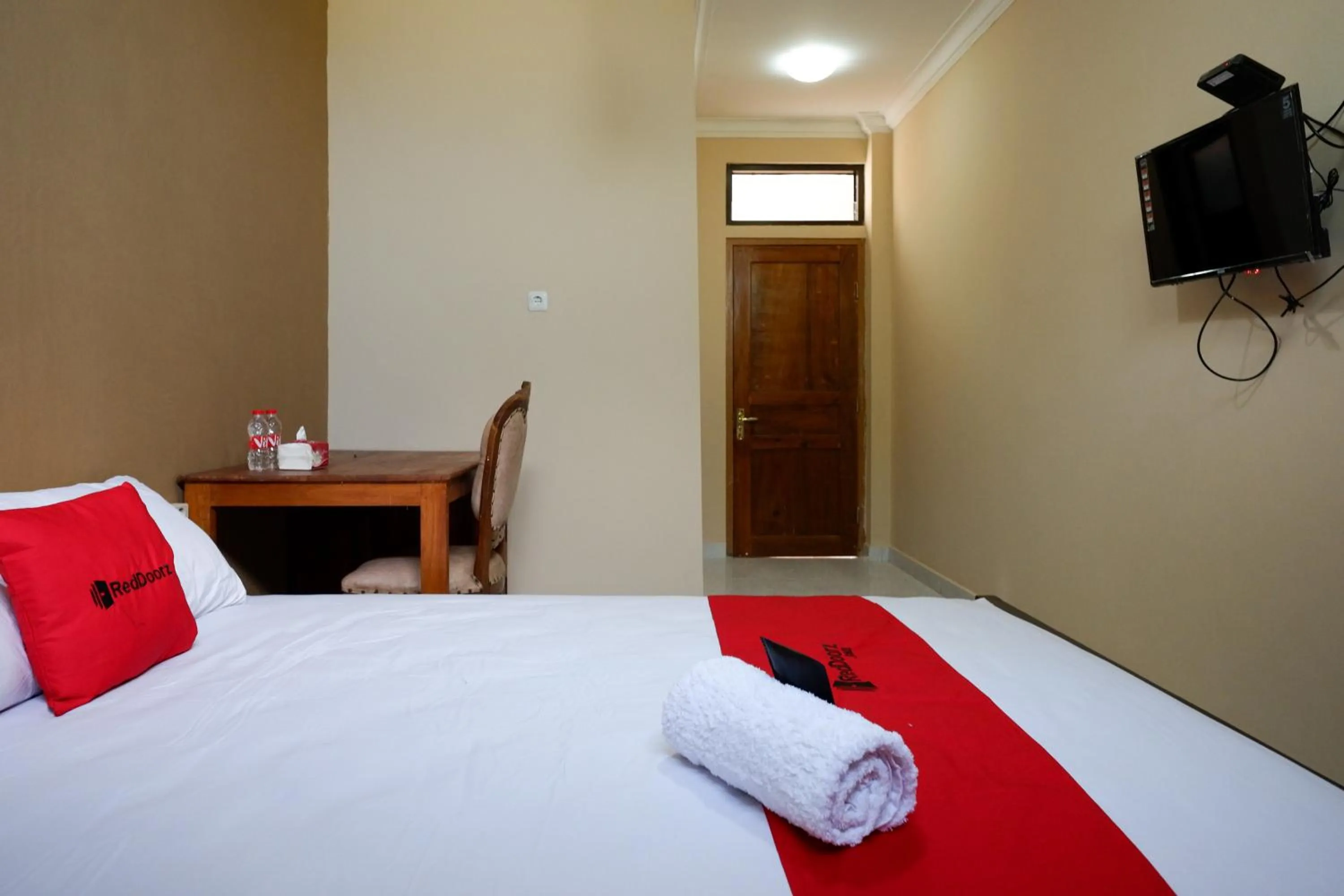 Bedroom, TV/Entertainment Center in RedDoorz At Telaga Mulya Hotel Wates