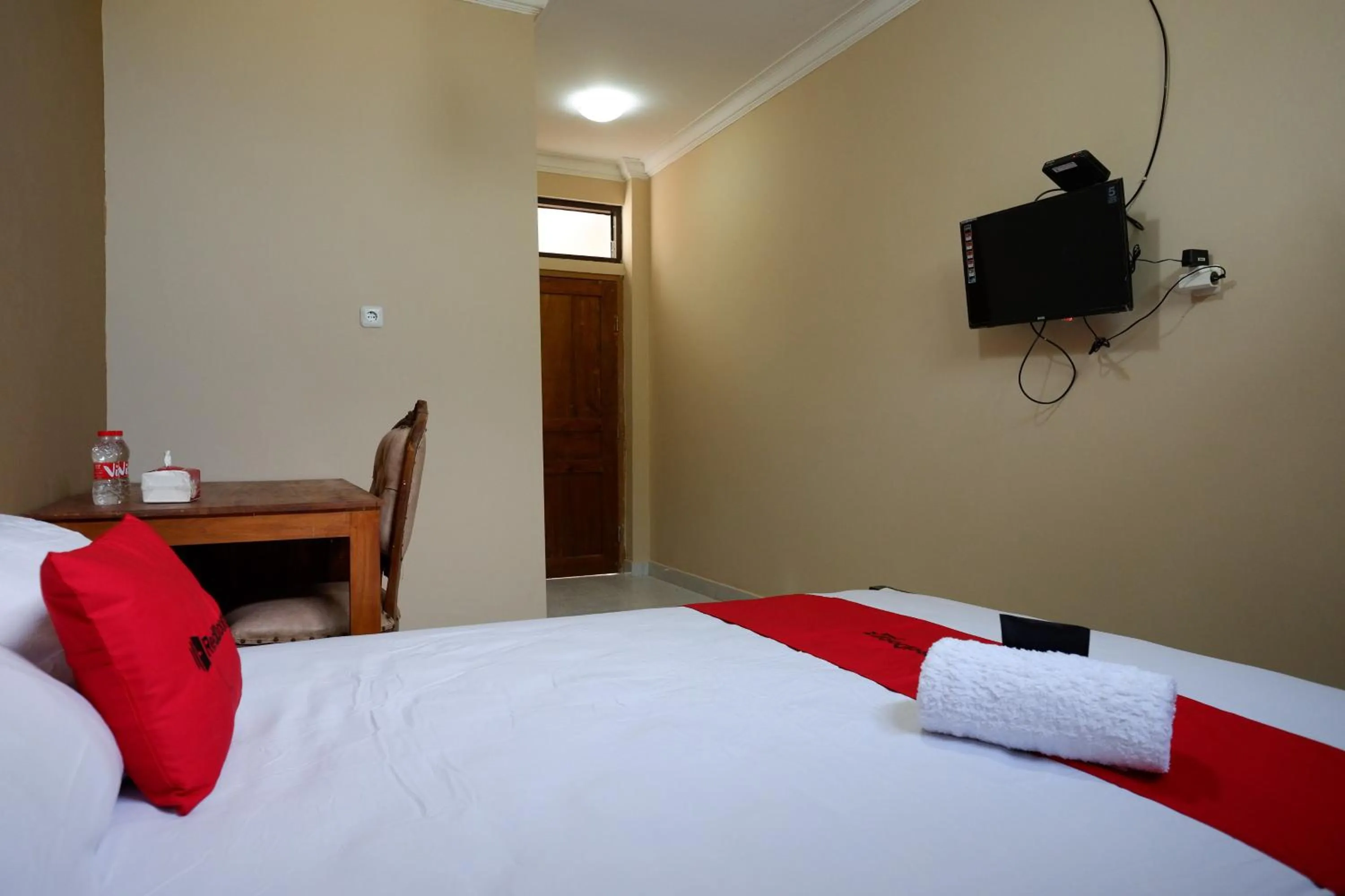 Bedroom, TV/Entertainment Center in RedDoorz At Telaga Mulya Hotel Wates