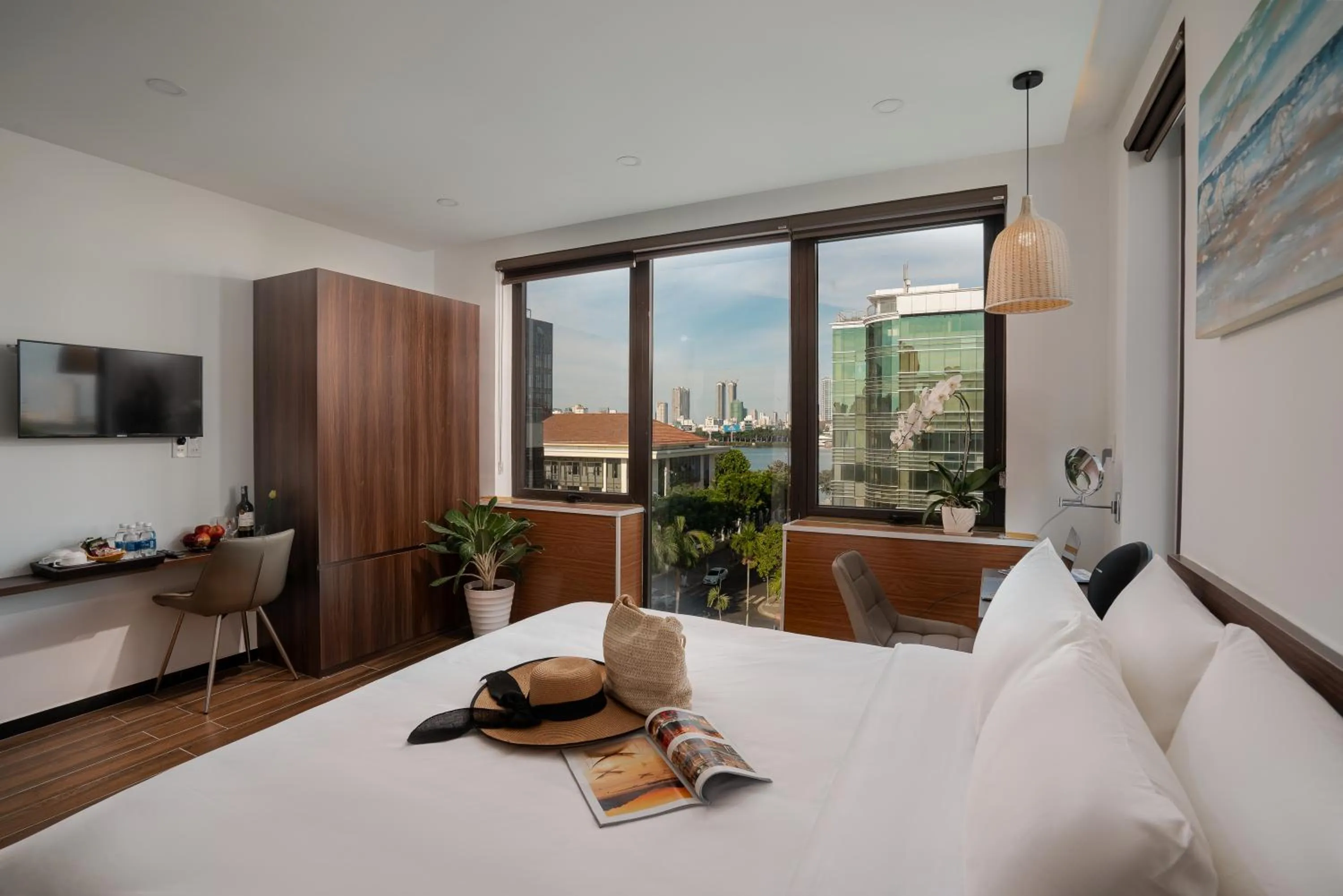 Toilet, Bed in Dragon View Riverfront Hotel