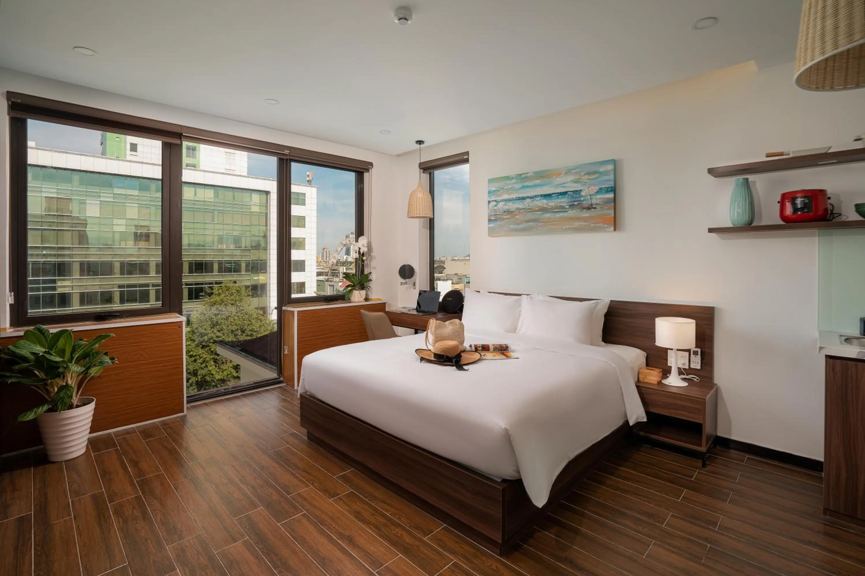 Shower, Bed in Dragon View Riverfront Hotel