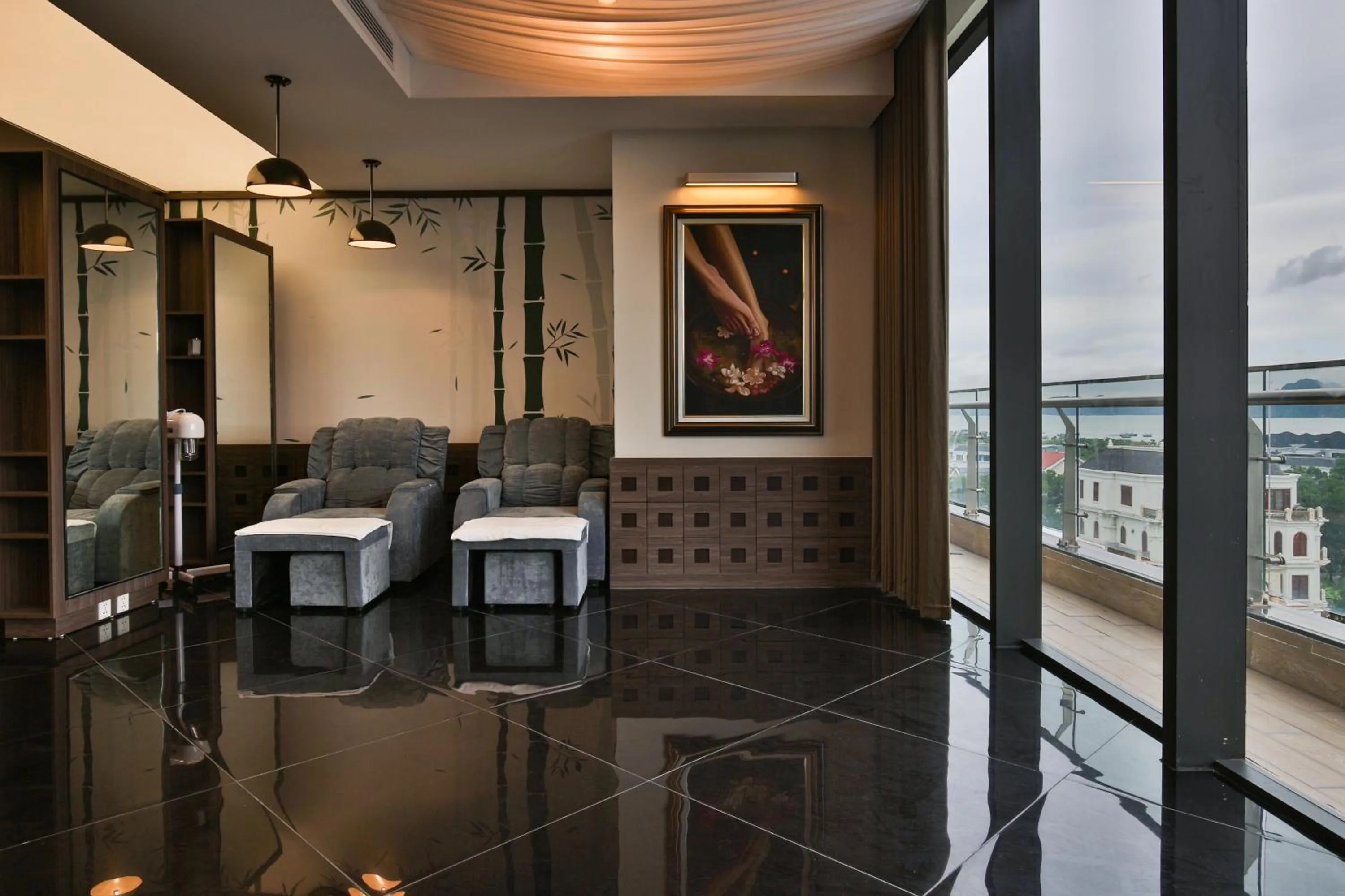 Spa and wellness centre/facilities in DeLaSea Ha Long Hotel - Modern Bayview Escape