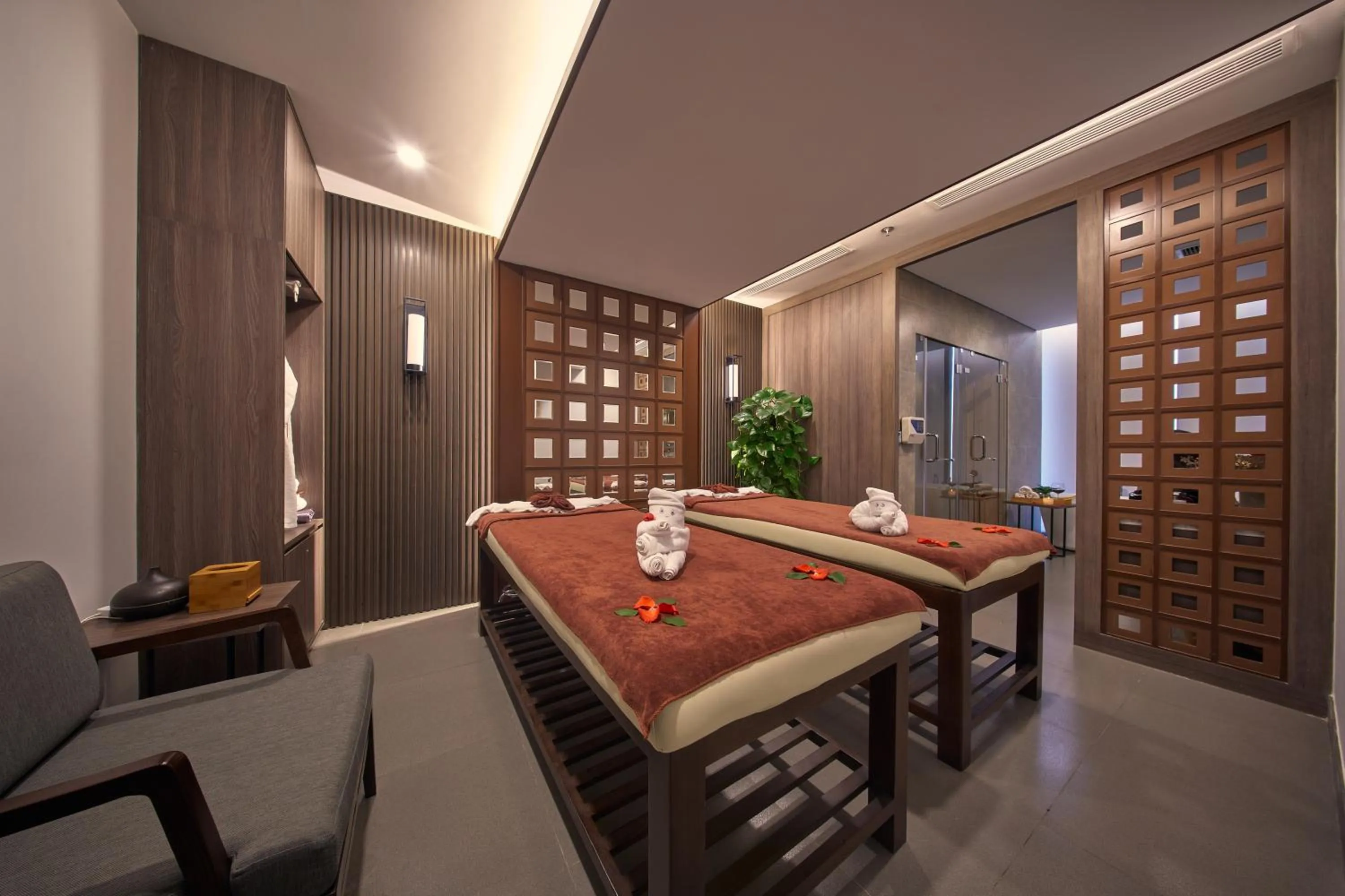 Spa and wellness centre/facilities, Bed in DeLaSea Ha Long Hotel - Modern Bayview Escape
