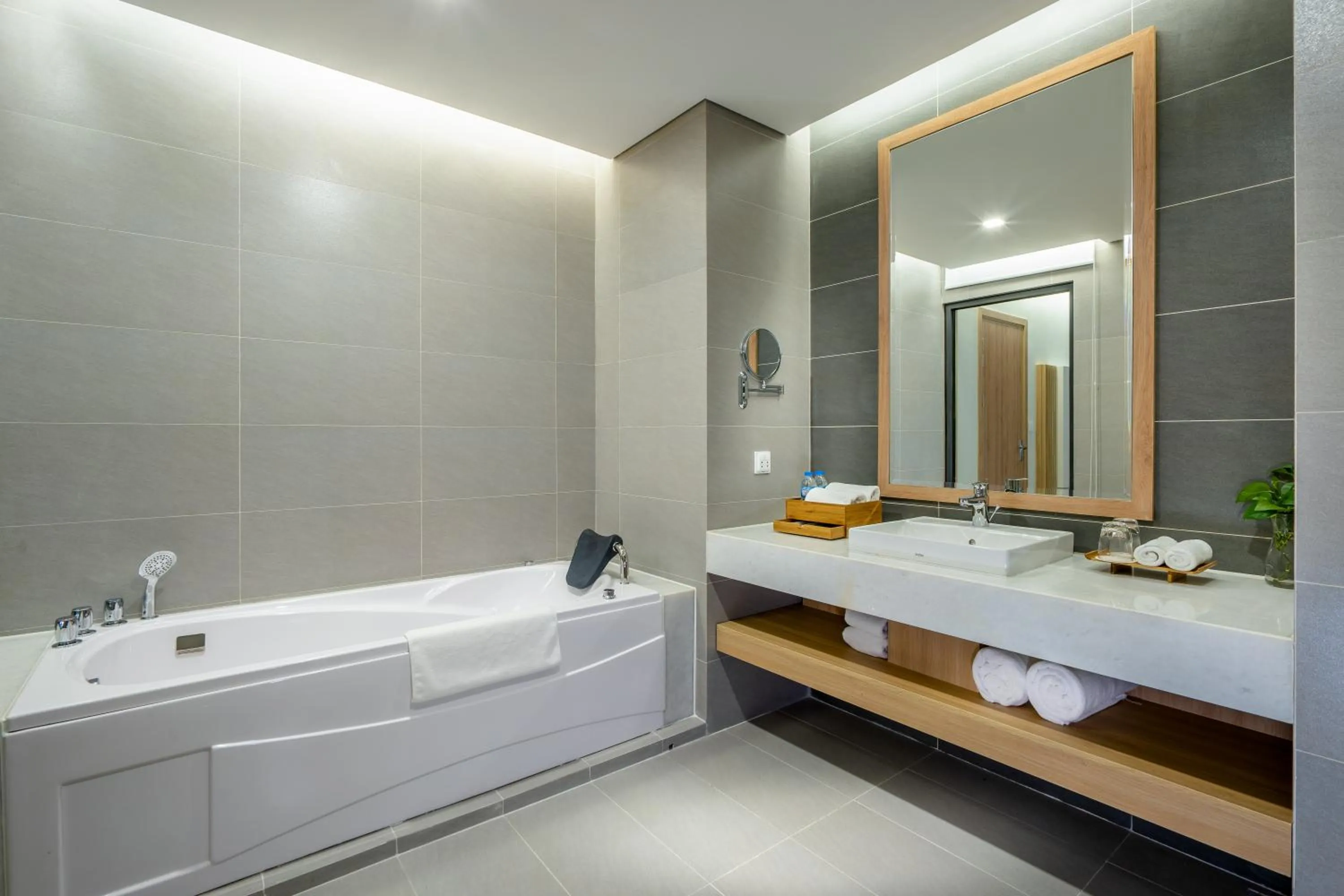 Bath in DeLaSea Ha Long Hotel - Modern Bayview Escape